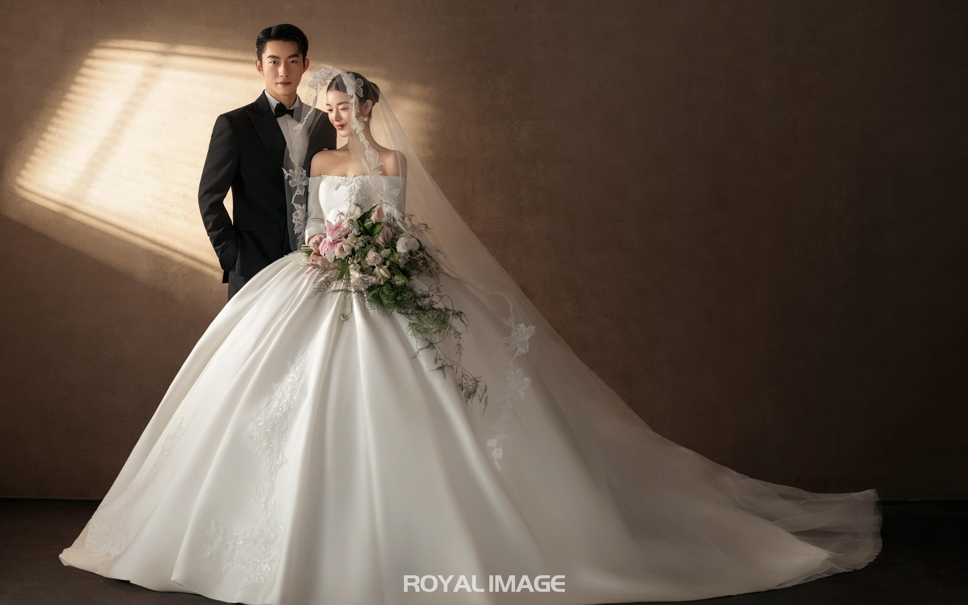 一眼心动‼️室内光影油画婚纱照✨