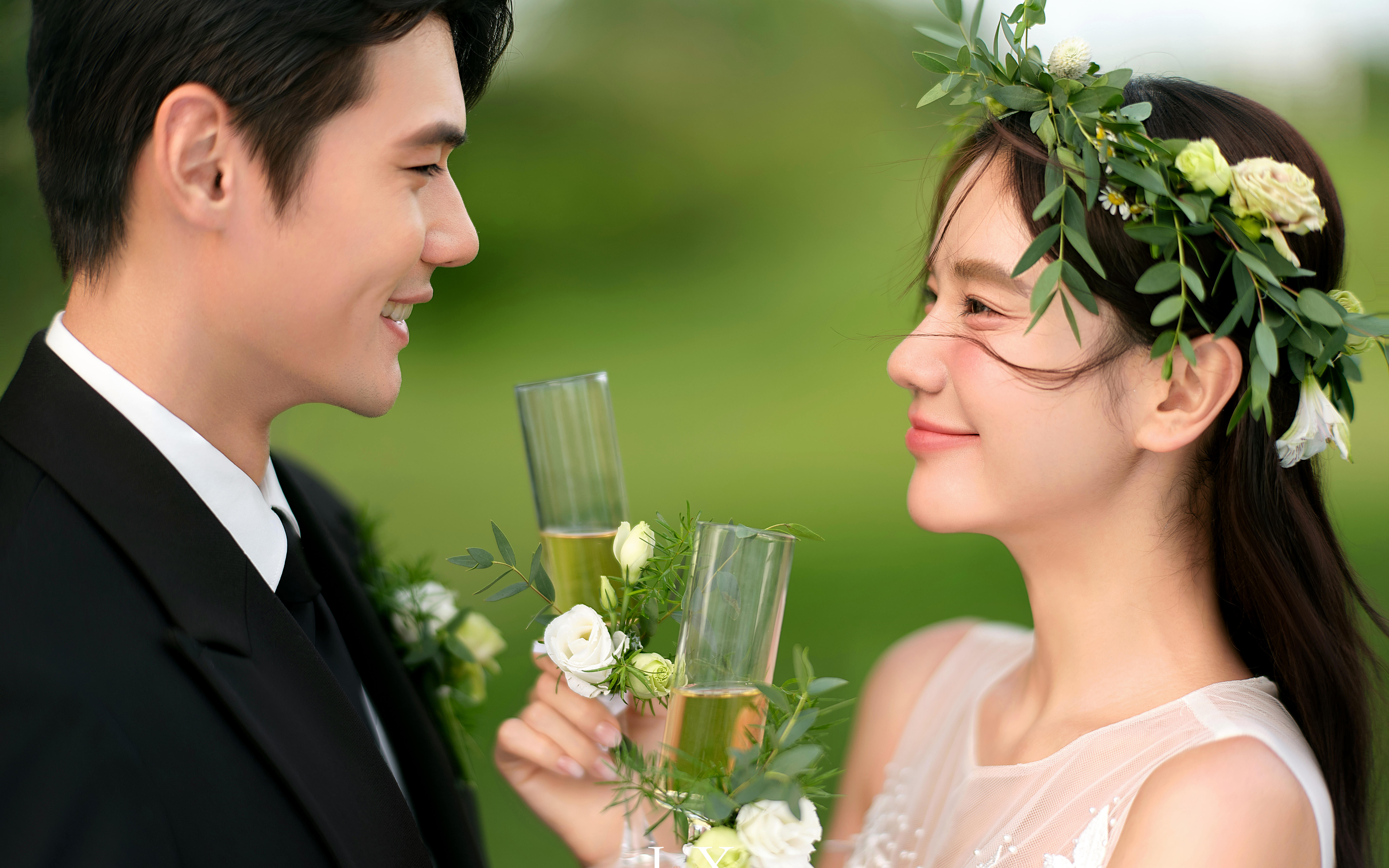 誰懂這感覺！突然就get到草坪婚紗照的美了