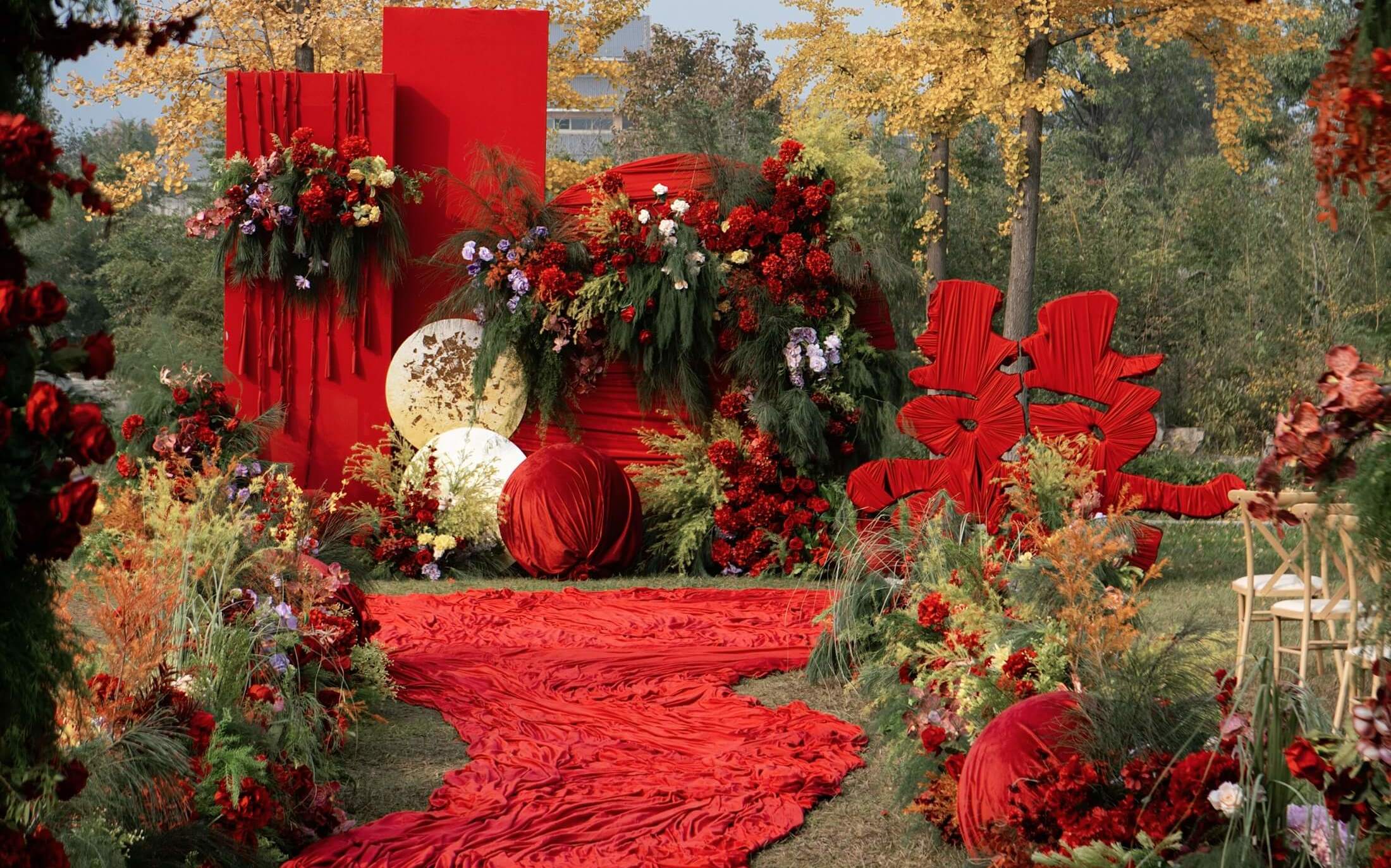 以自然为幕的红色婚典