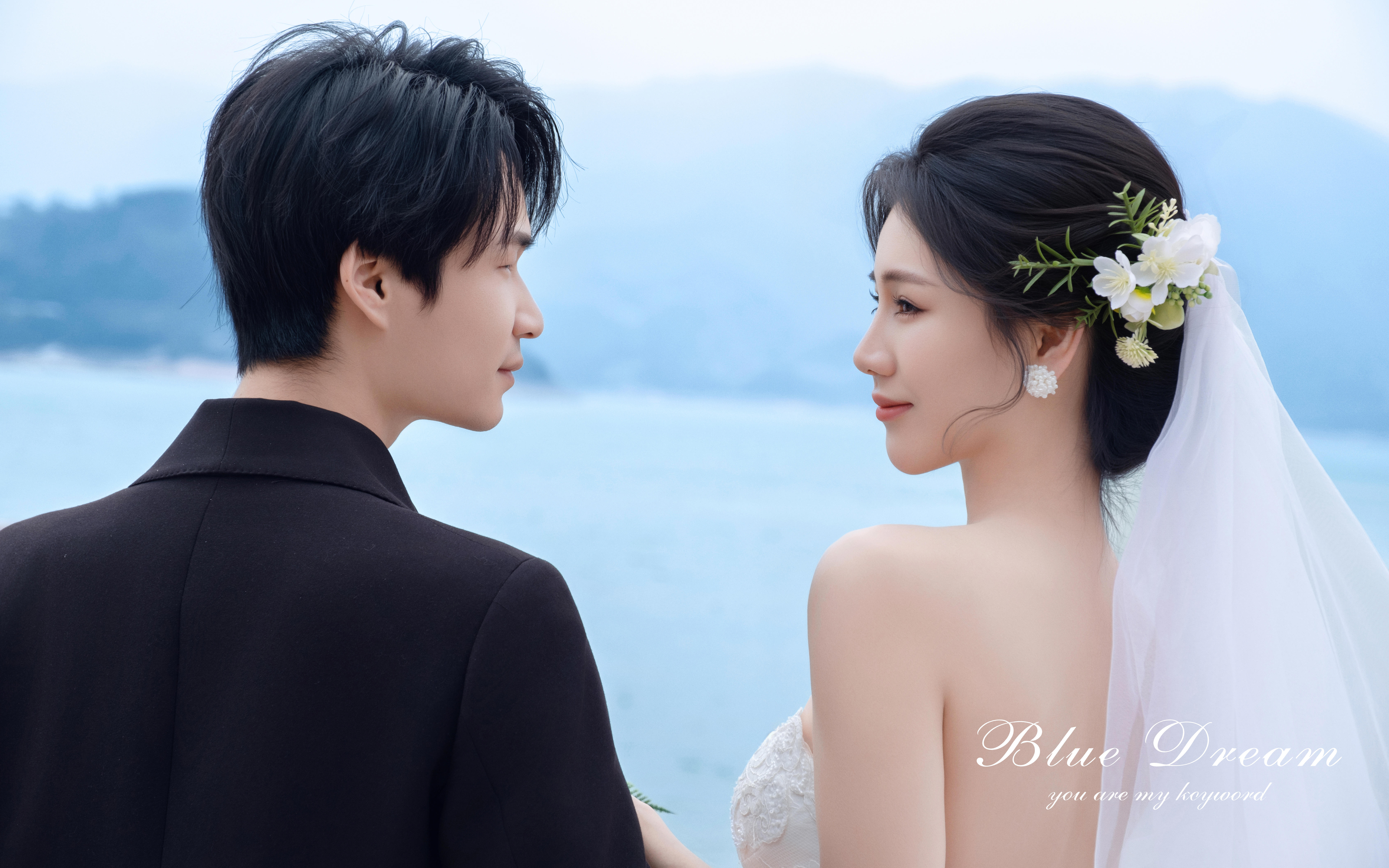 陽光燦爛的湖邊婚紗照真的超出片~