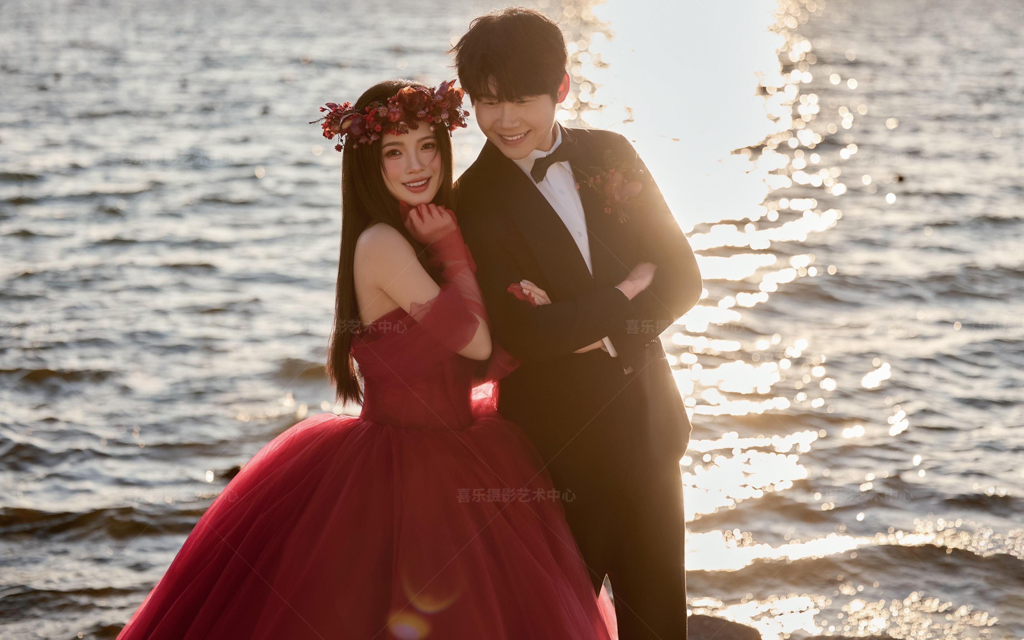 洱海日出，波光瀲滟，嬌俏新娘，愛如朝霞。