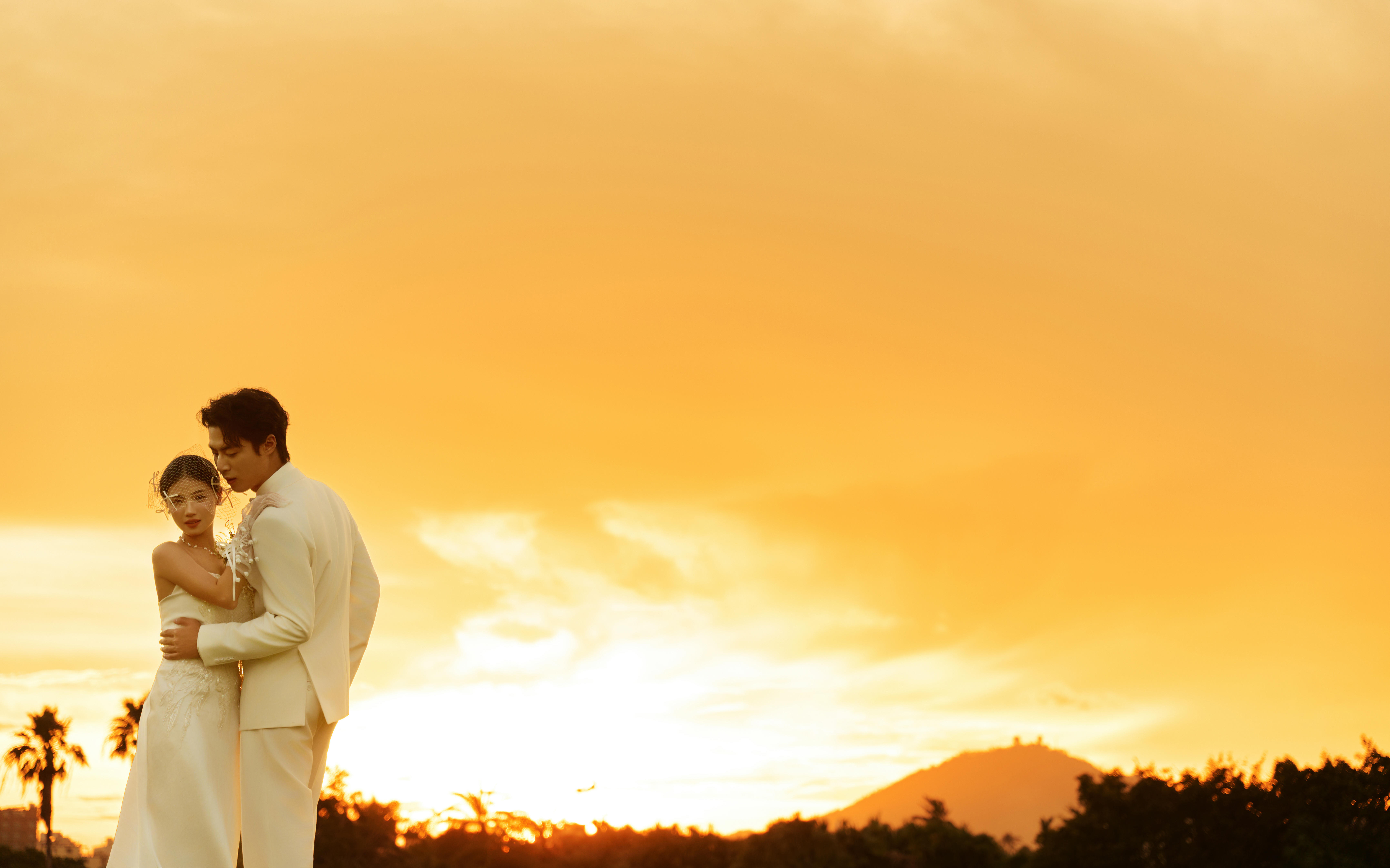 落日吻草坪！三亚婚纱照的温柔杀谁顶得住