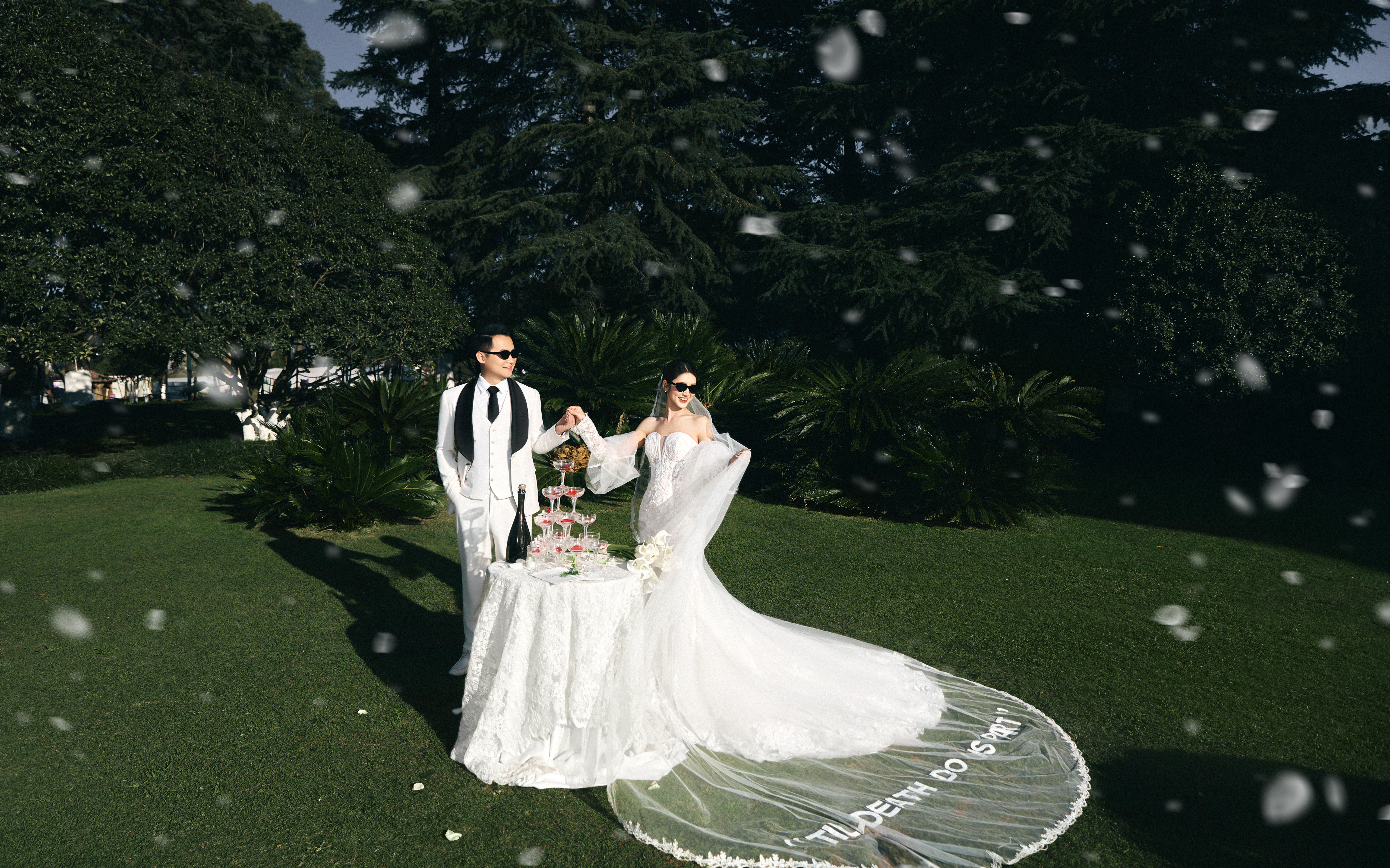 「客片分享」草坪婚纱照真的太有仪式感了