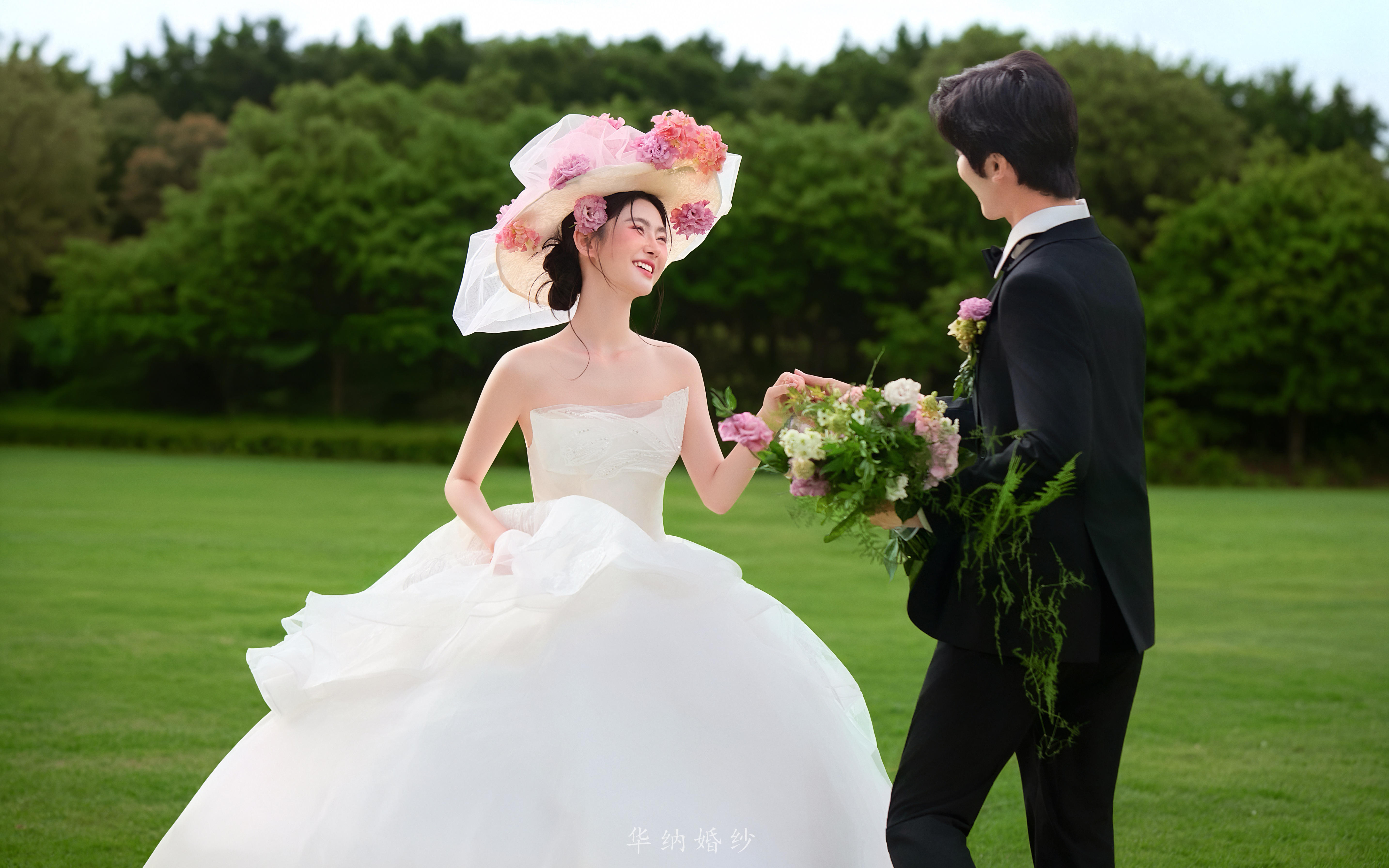 谁拍谁好看的外景草坪婚纱照