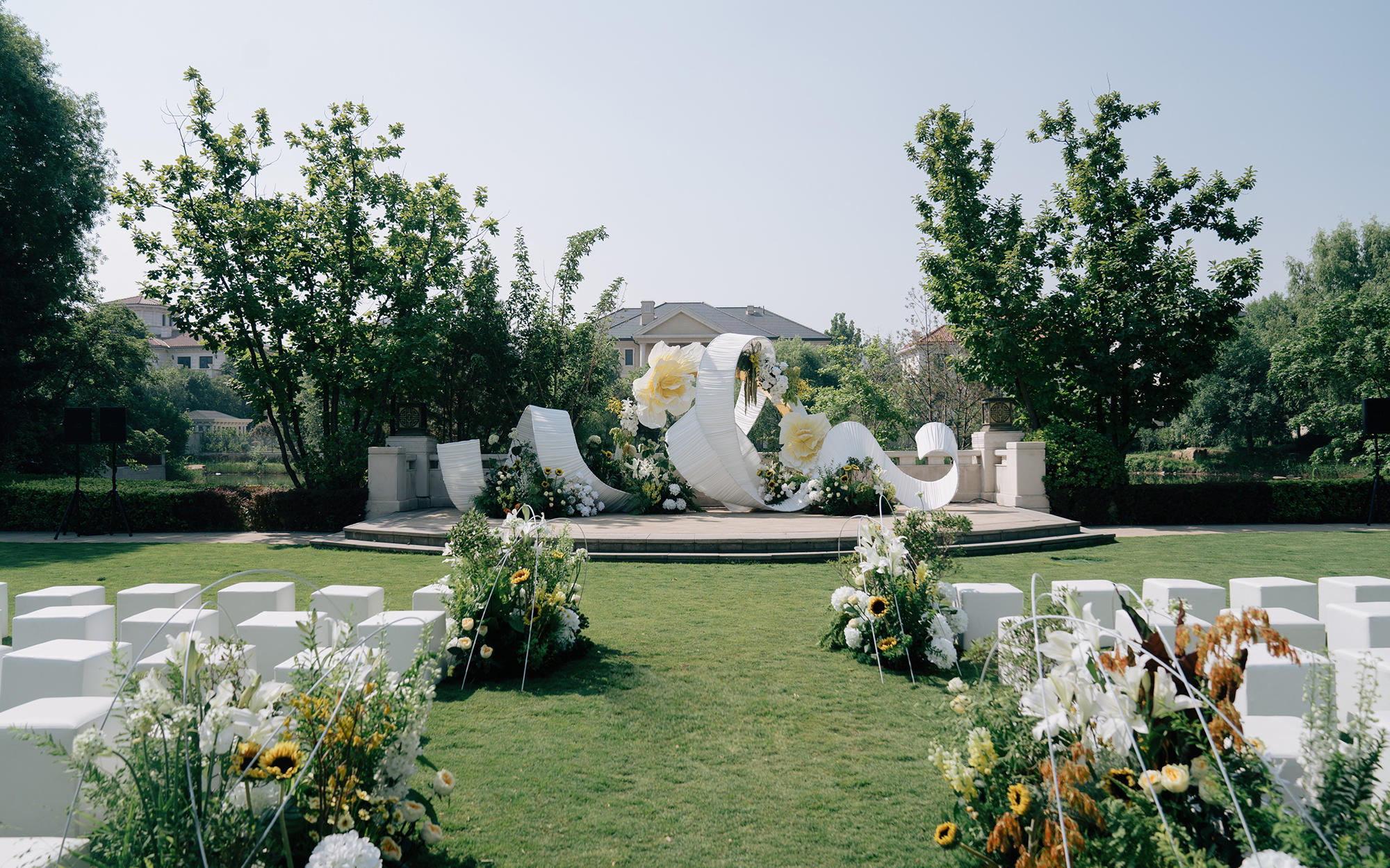 户外草坪婚礼【流线装置背景】