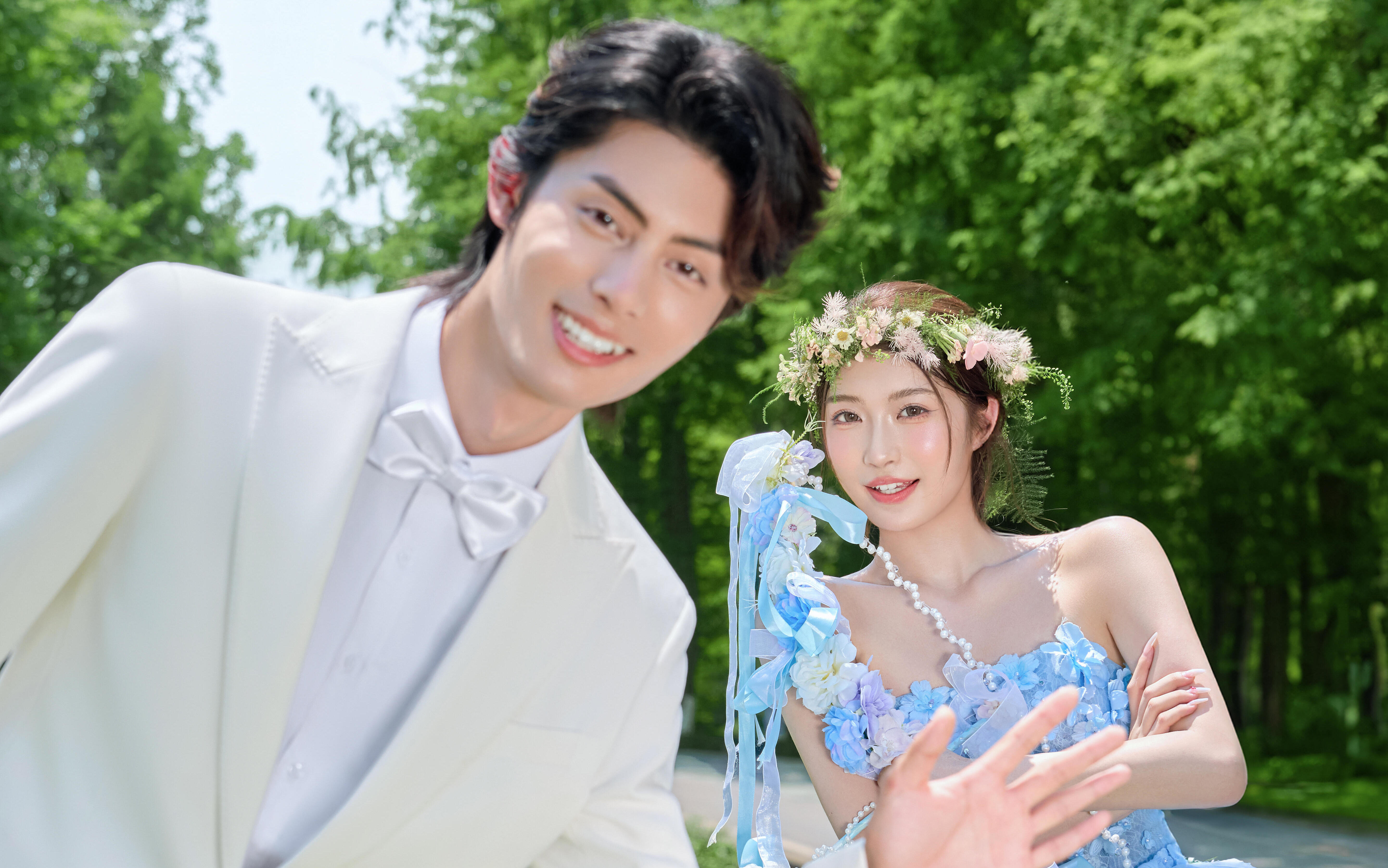 【穿上藍(lán)色花神婚紗美暈在草坪上！】