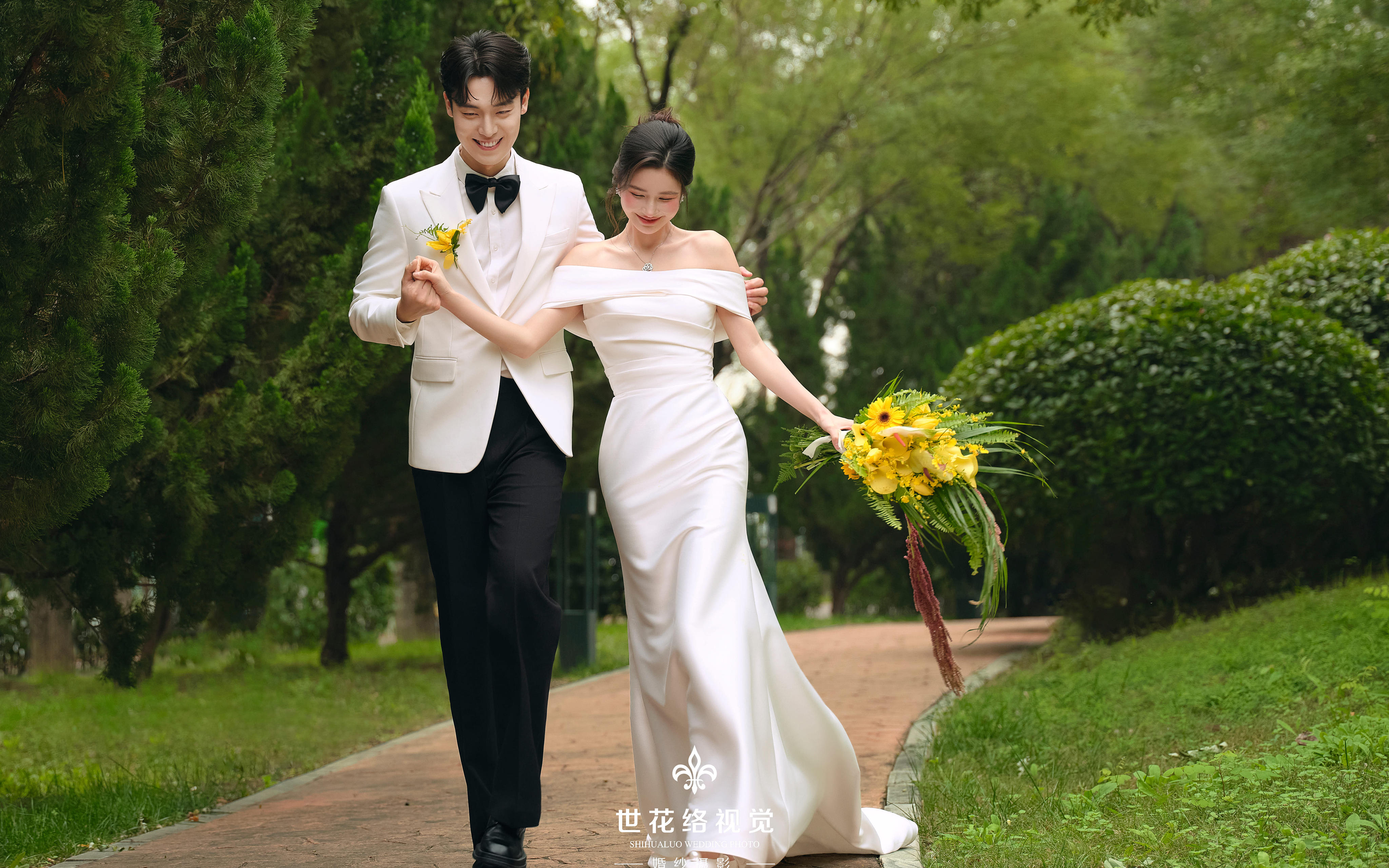 高調(diào)示愛(ài)??愛(ài)死草坪婚紗照明媚的生命力??