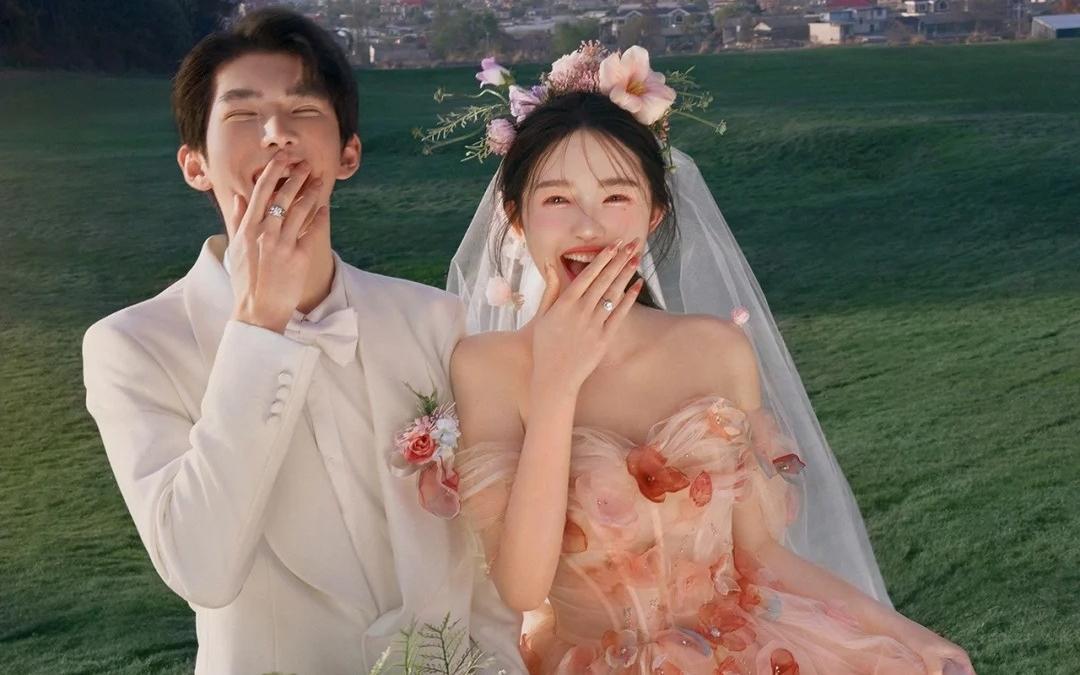 救命！粉纱草坪婚照把浪漫焊在人生里✨