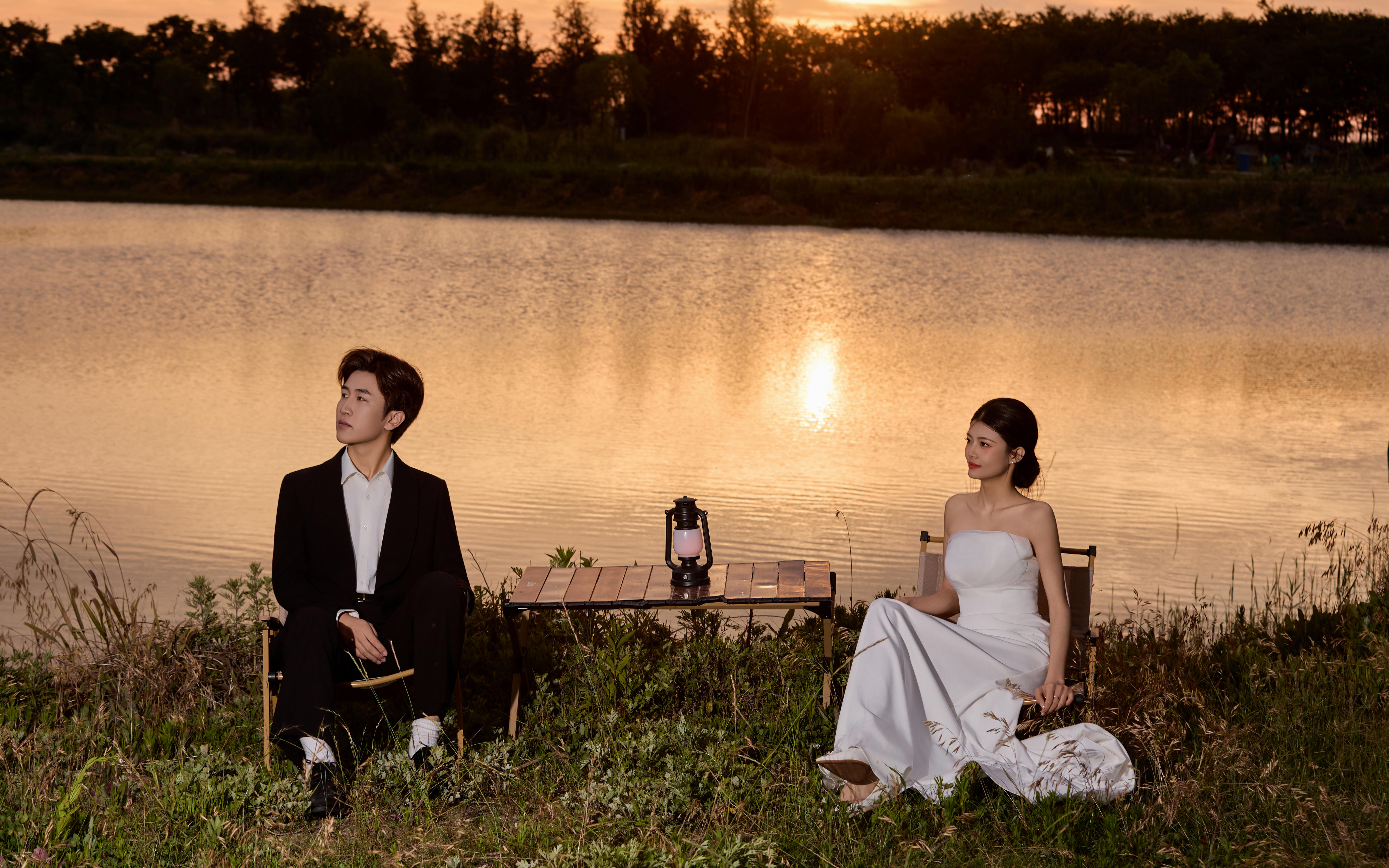 湖邊唱晚婚紗照外景夕陽(yáng)