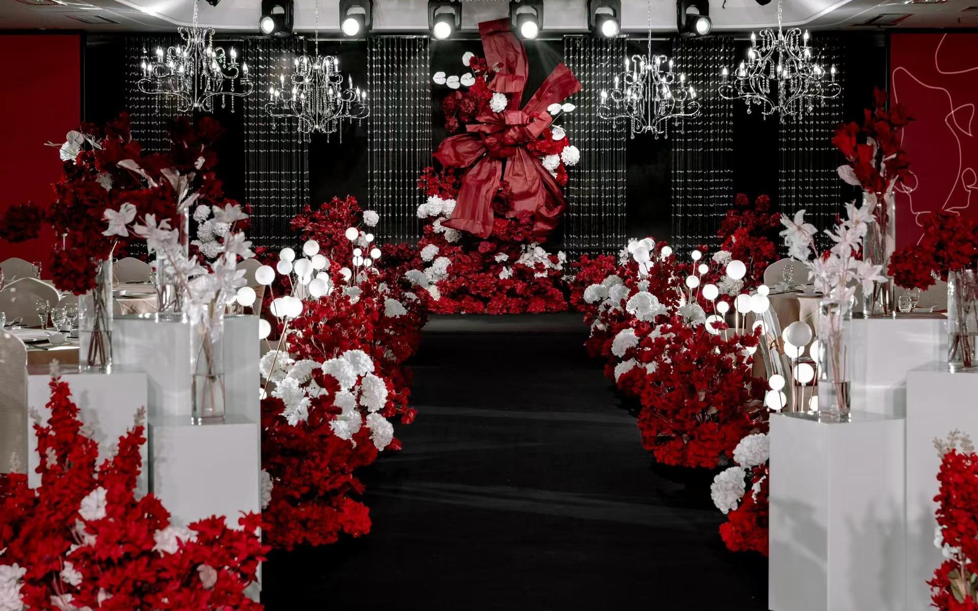 水晶灯的光碎在红与白的花艺间，这场融合了摩登与热