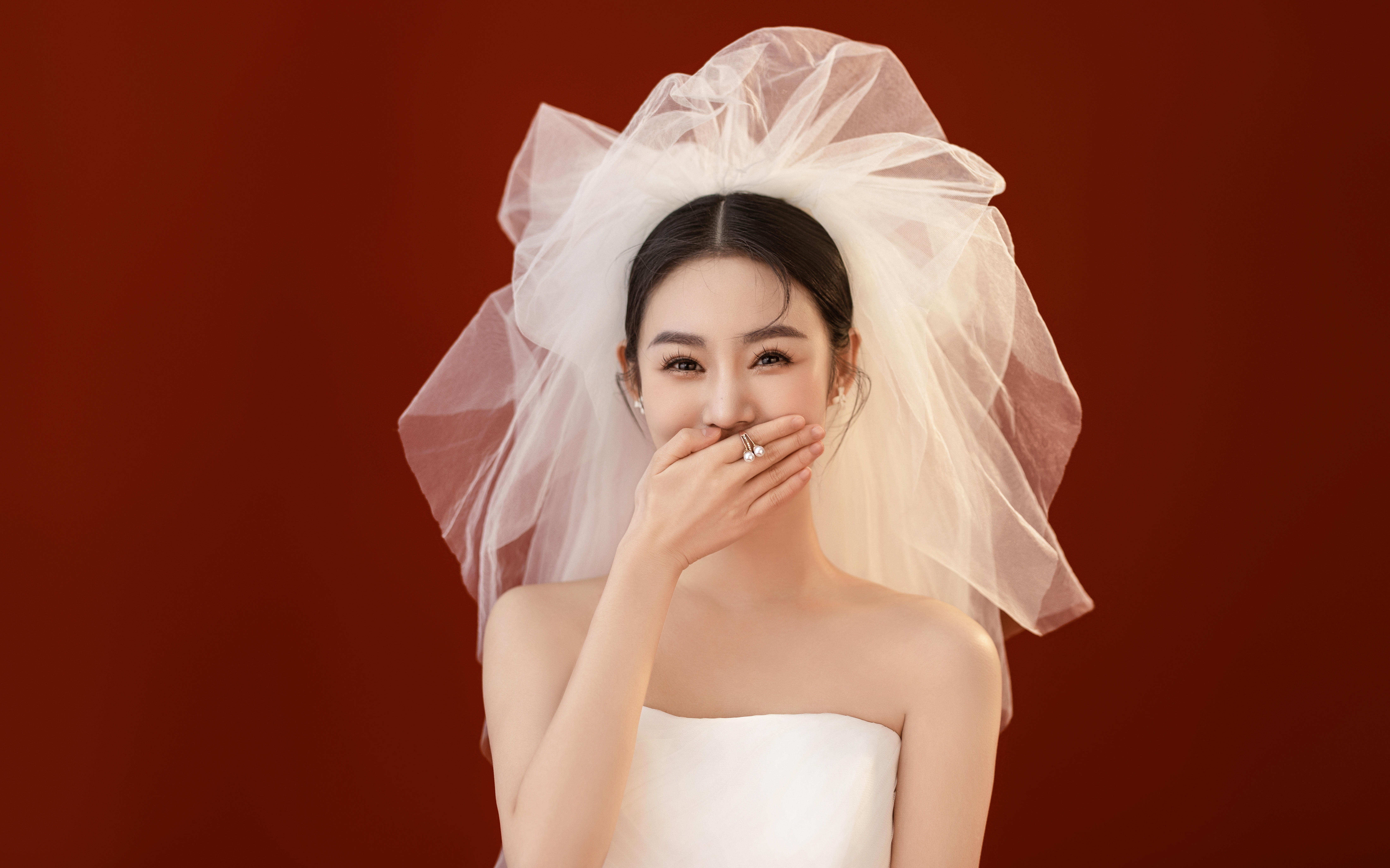 越看越心动的红底婚纱照❤️俏皮甜蜜好喜庆呀