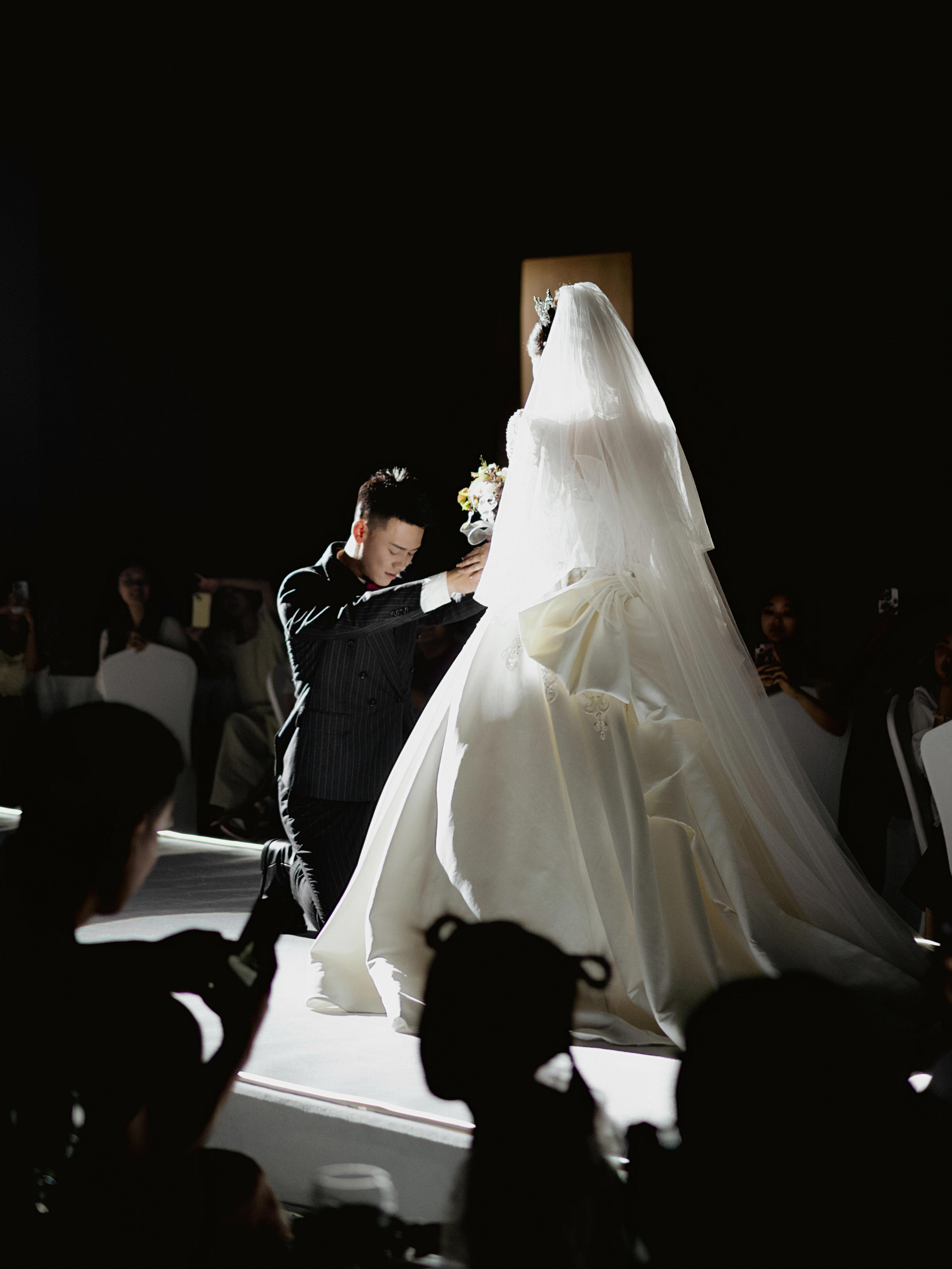 穿越人海擁抱你 