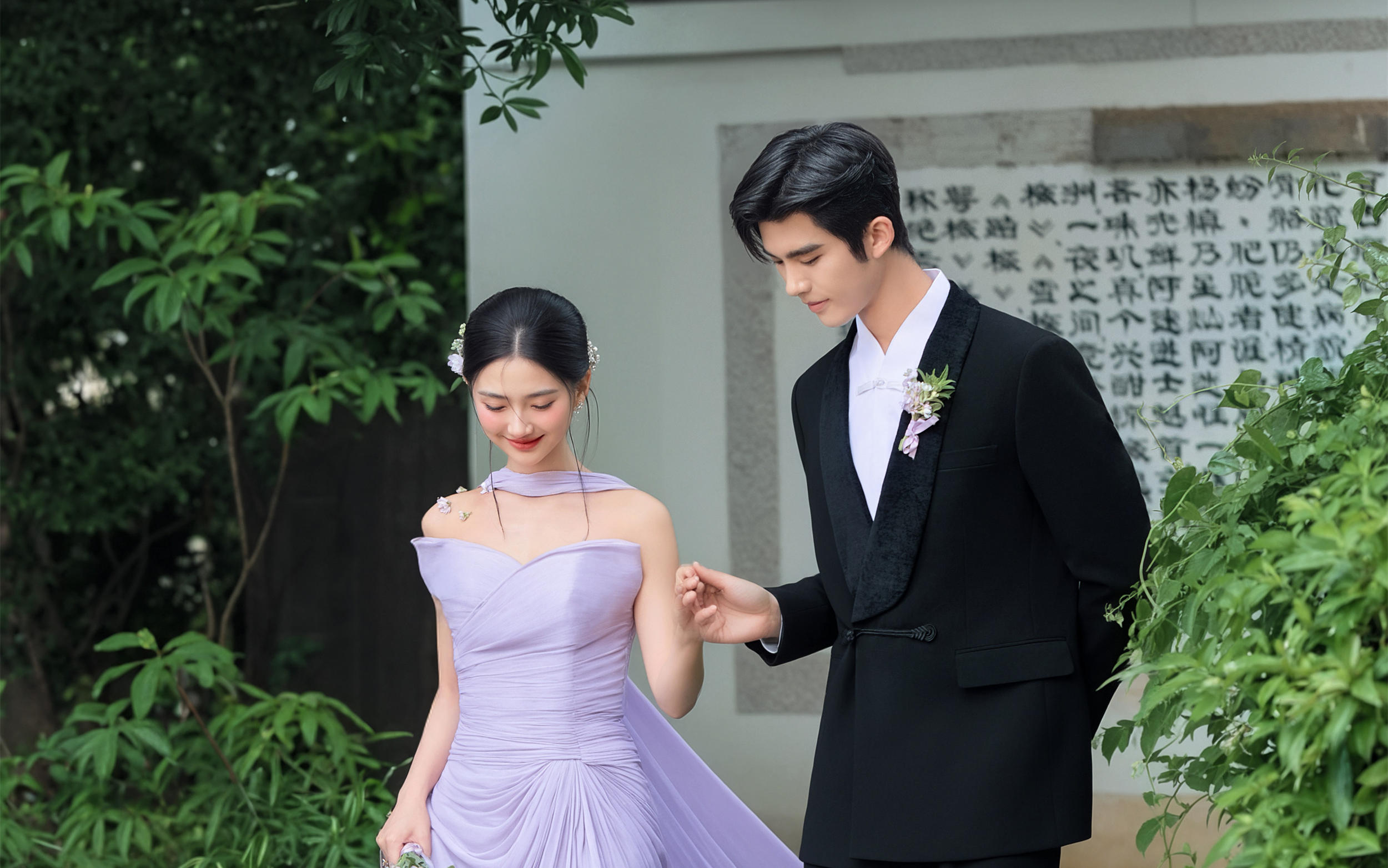 果然“紫色很有韻味”??新中式園林婚紗照
