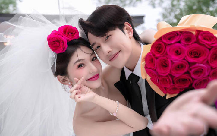 聽說00后都想拍這樣的街拍婚紗照