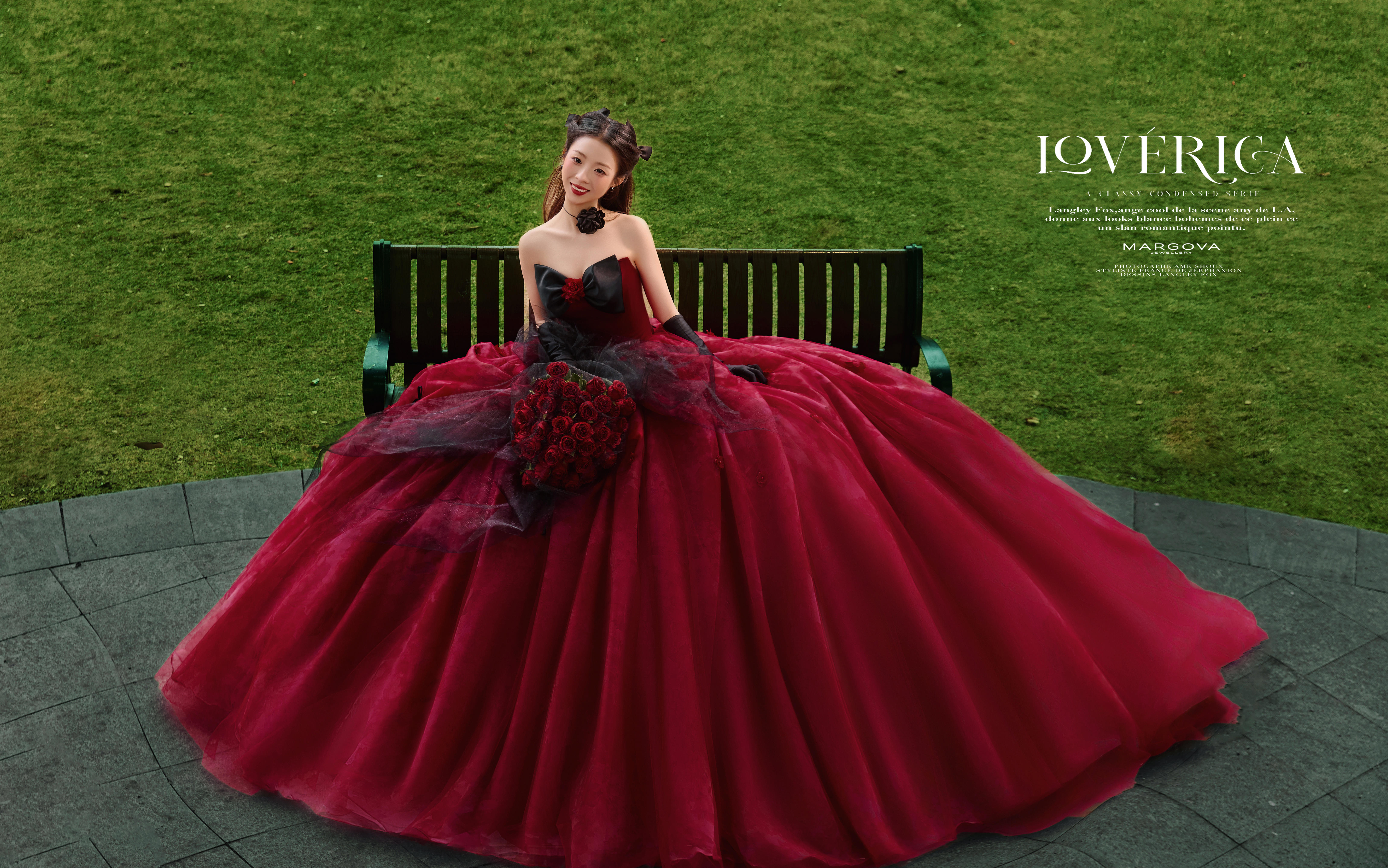 紅裙與古堡的浪漫出逃