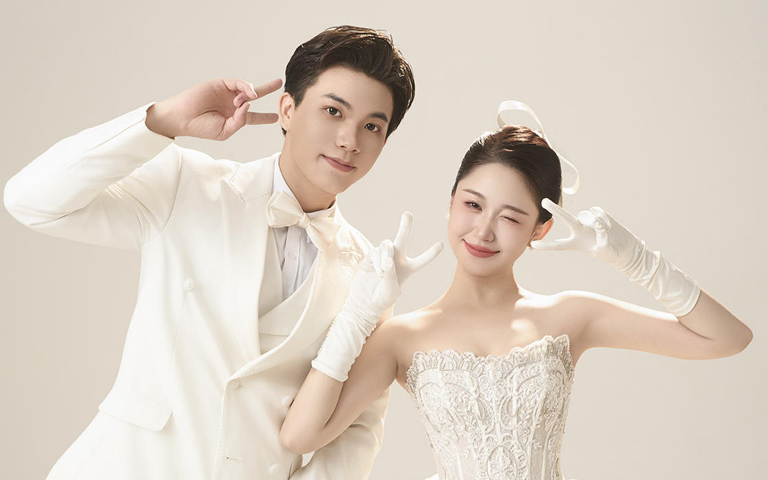 簡約又不失甜美的室內(nèi)光影婚紗照真好看！