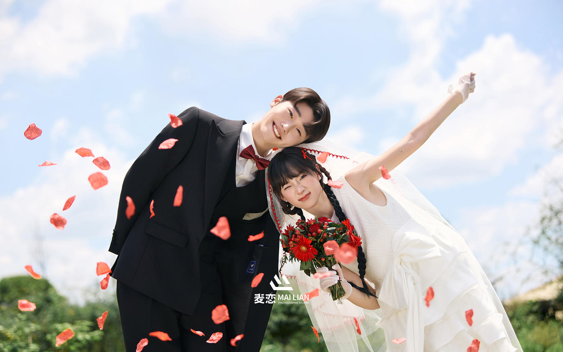 00后的喜嫁草坪婚紗照 狠狠心動啦??
