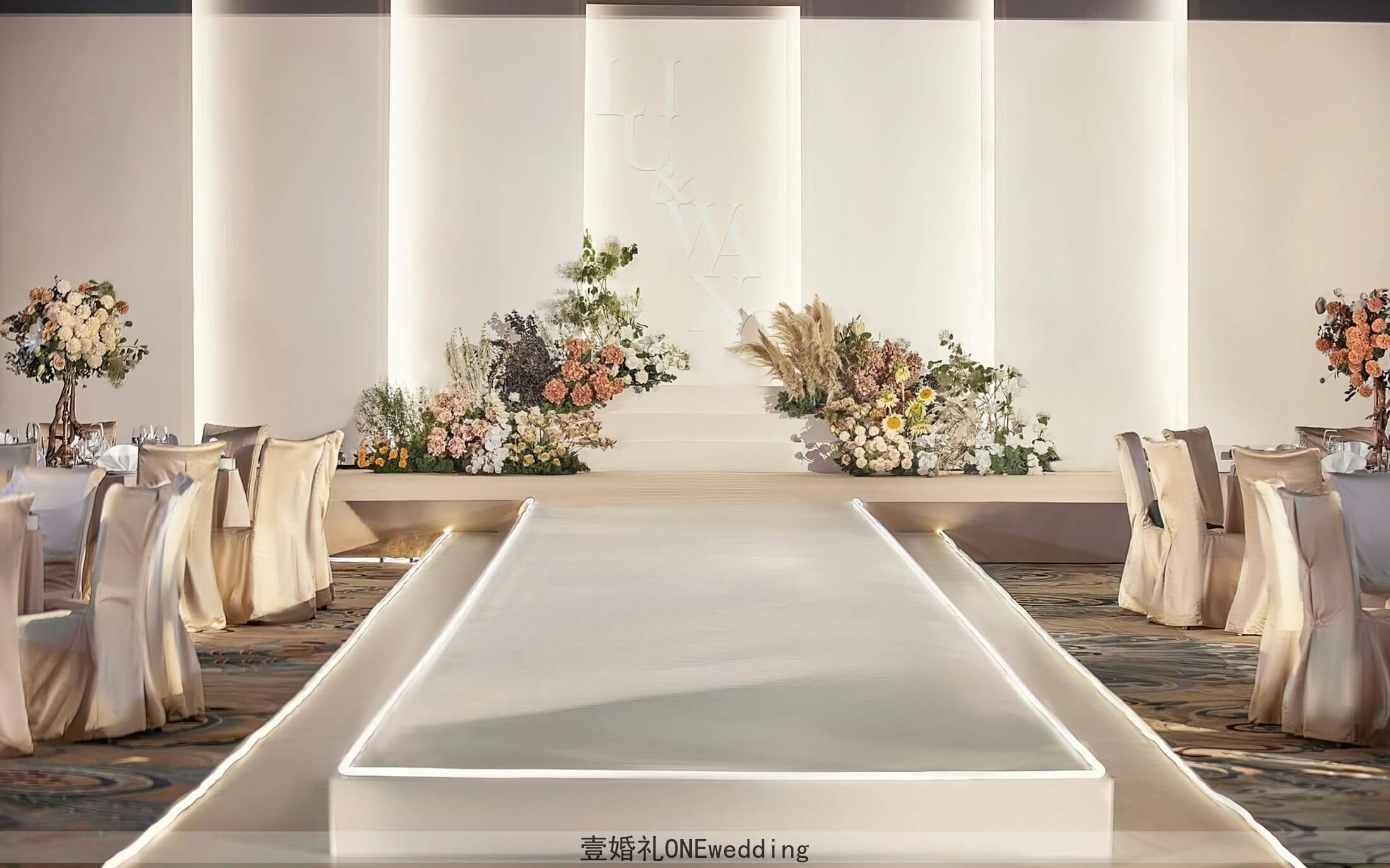 白色極簡泰式秀場風婚禮