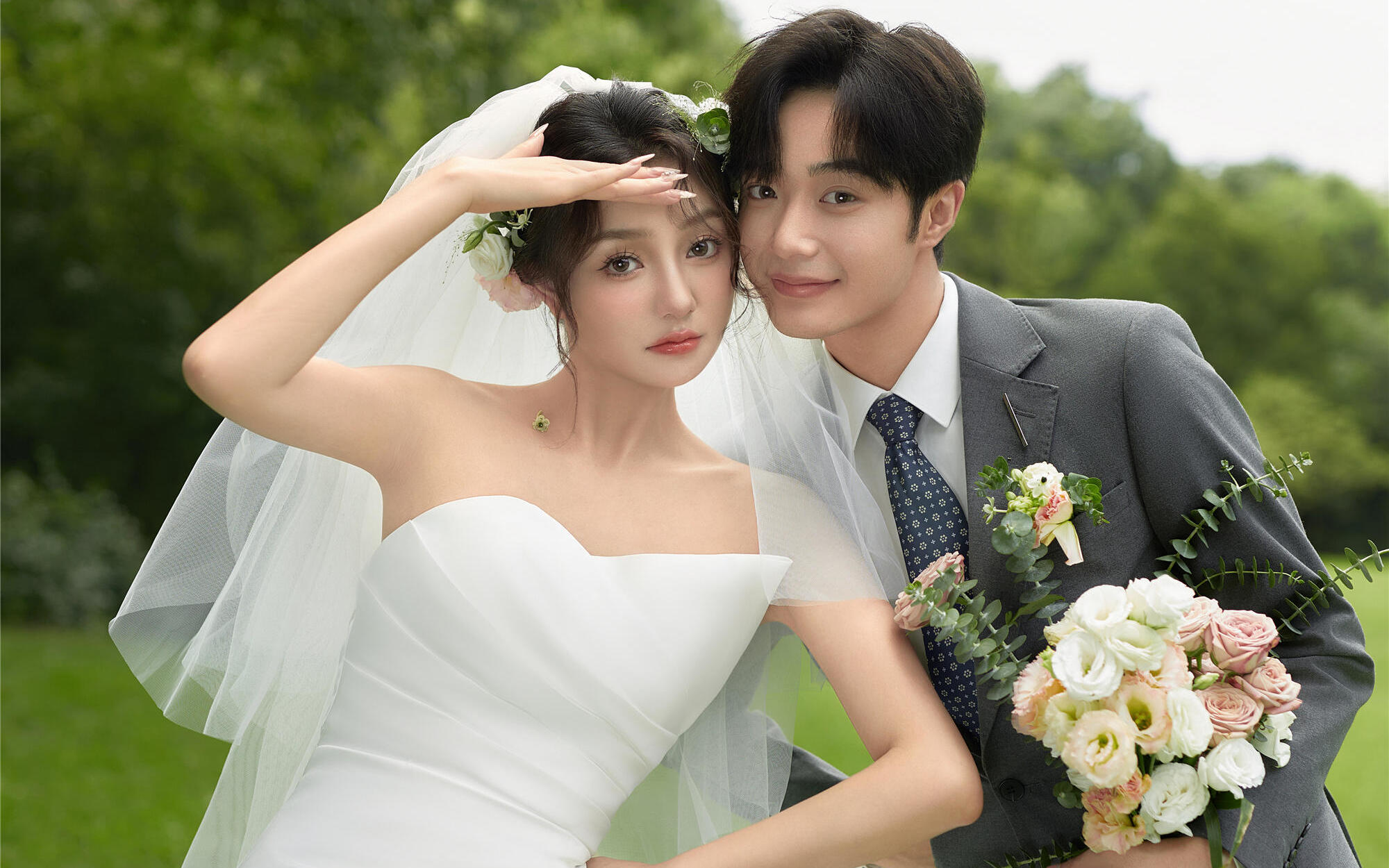 充滿生命力草坪森系婚紗照溫柔又治愈