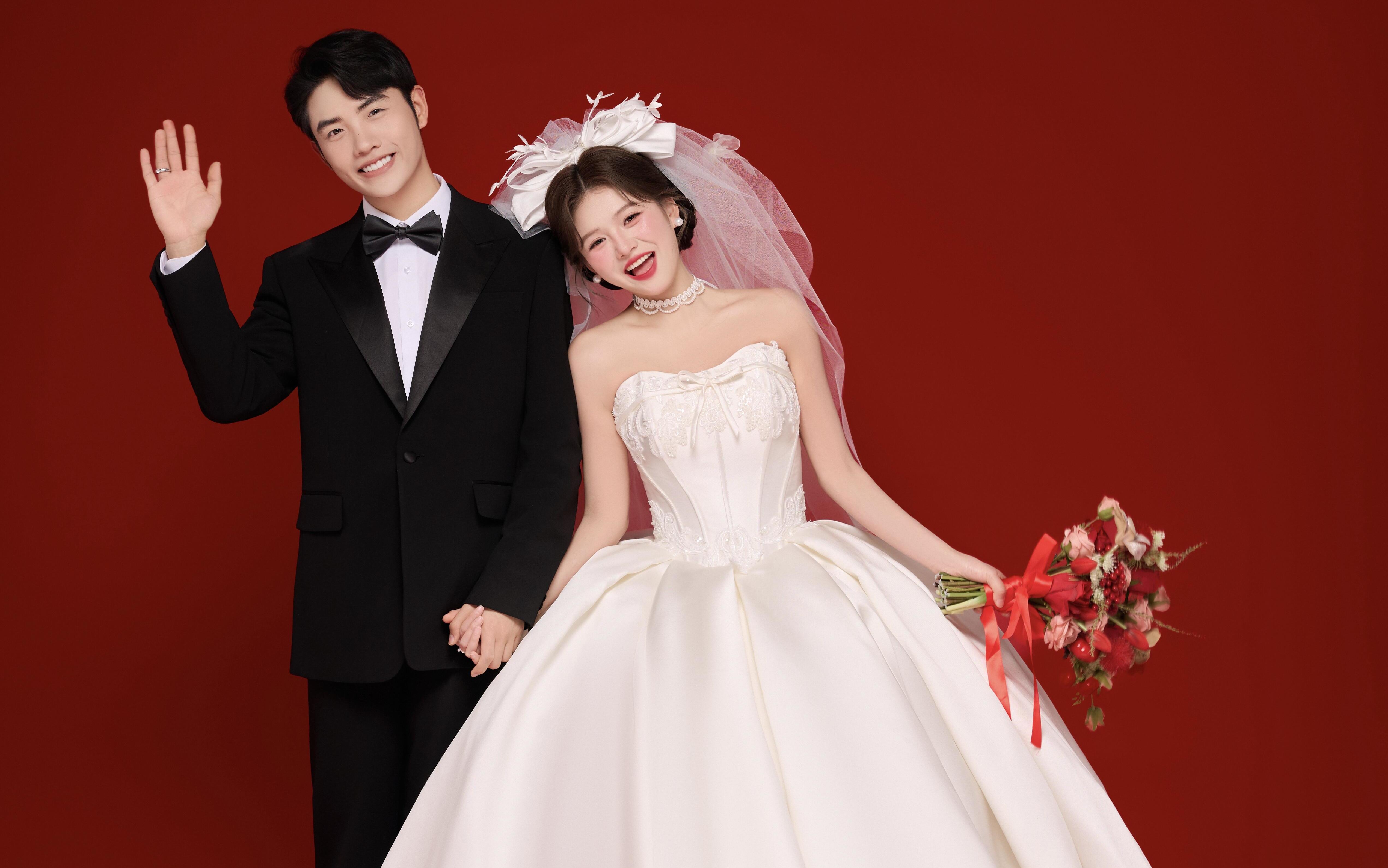 紅底白紗的年輕感立刻有??超愛這組婚紗照?