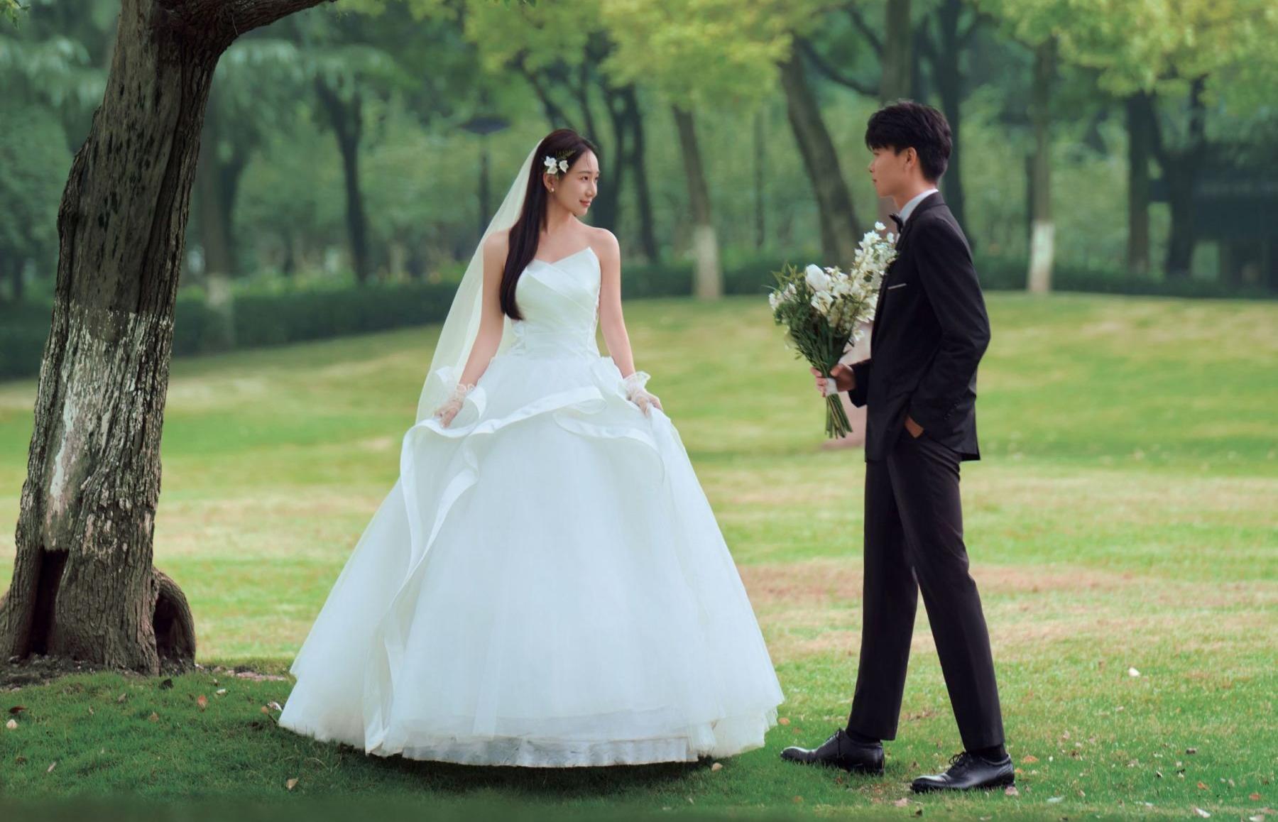森系草坪婚纱照