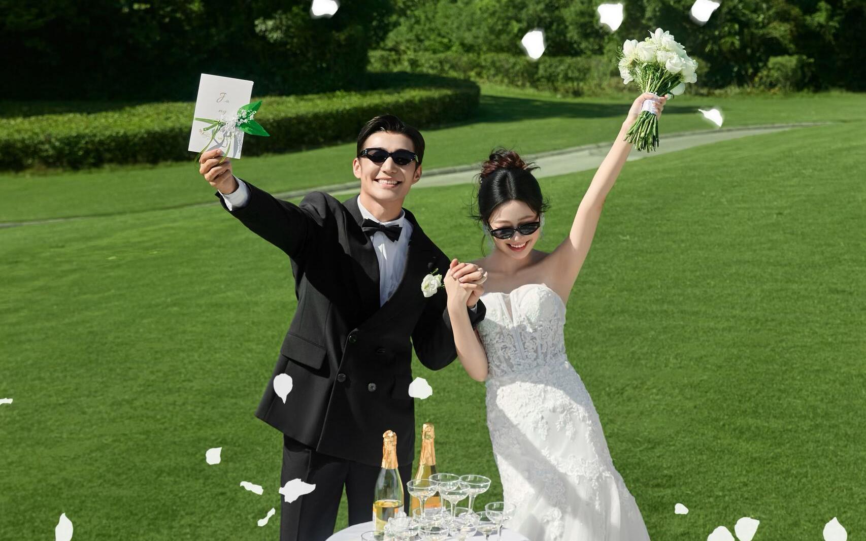 有生命力的草坪婚纱照