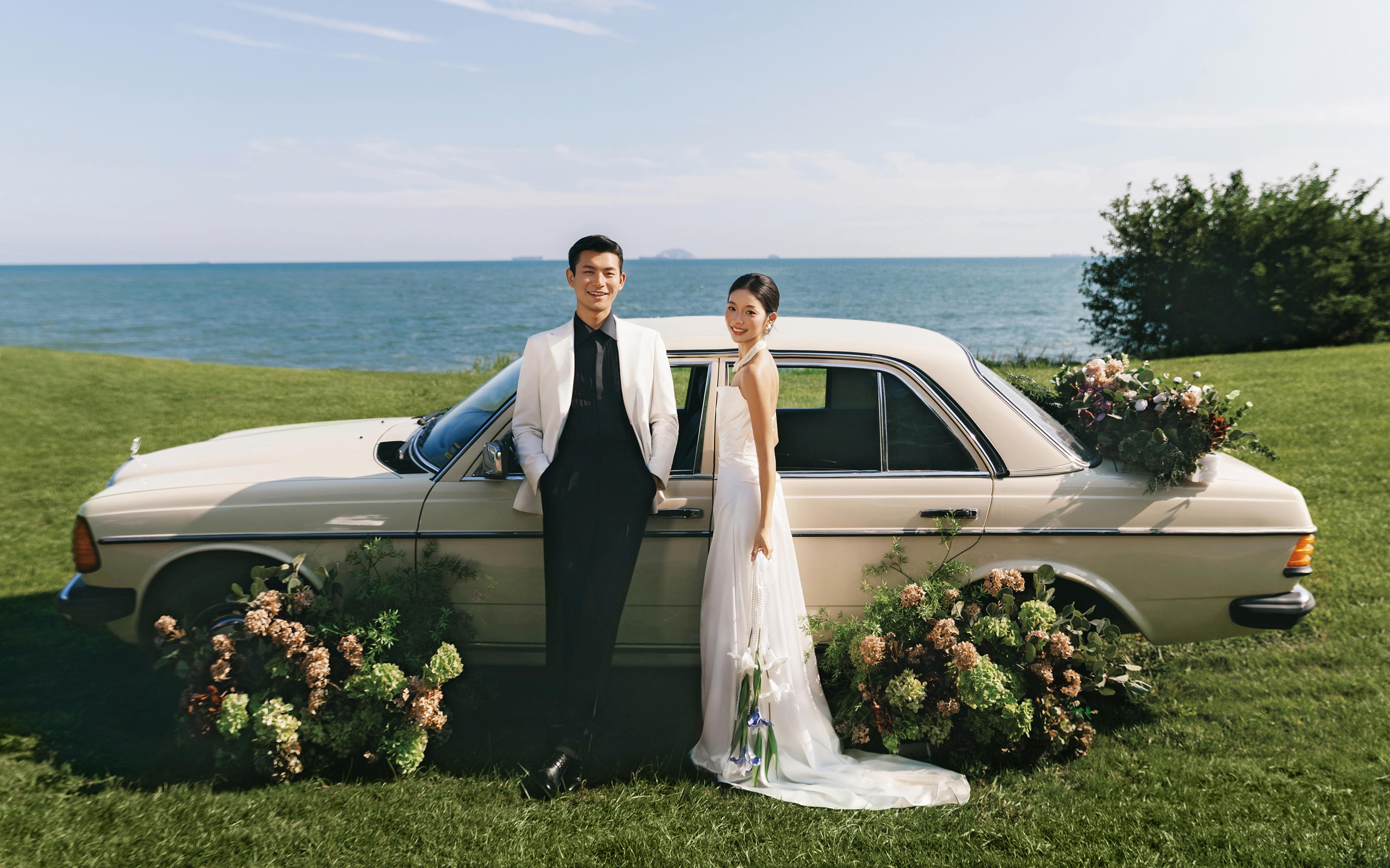 复古车+森系草坪✨这组婚纱照美得像电影~