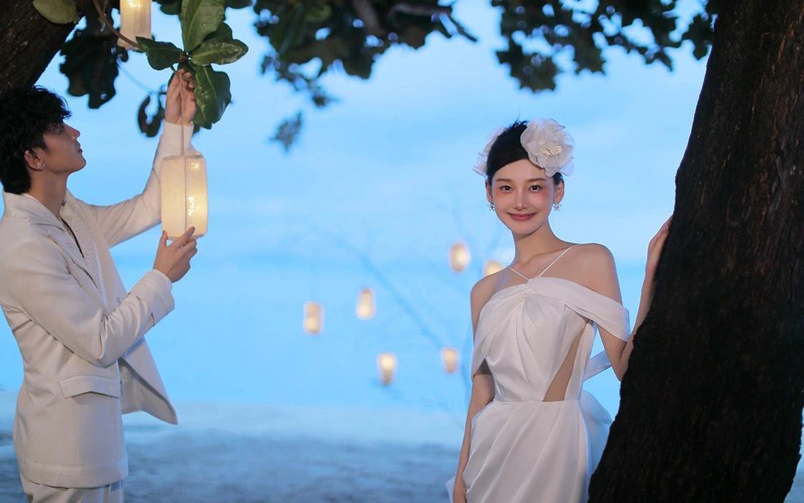 太出圈了吧?氛圍感拉滿江邊電影感婚紗照?