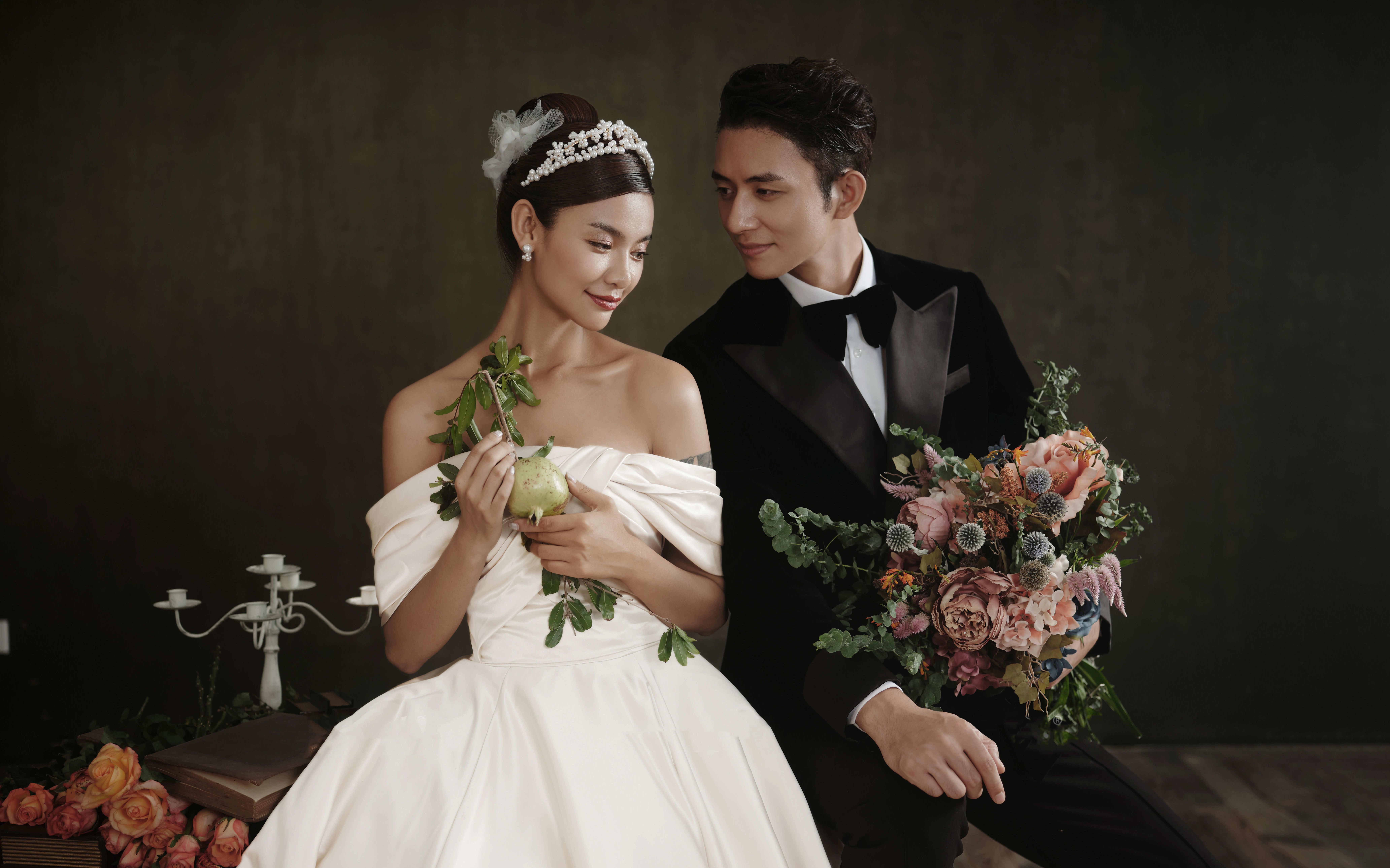 復(fù)古油畫(huà)室內(nèi)婚紗照