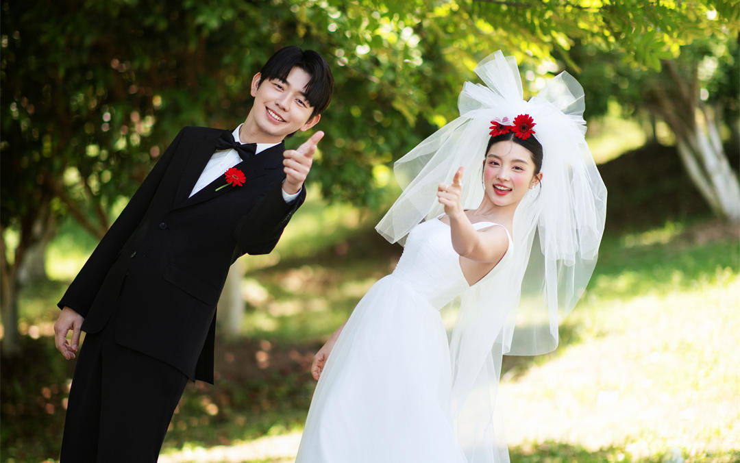 草坪婚照攻略，俏皮风新人必藏秘籍