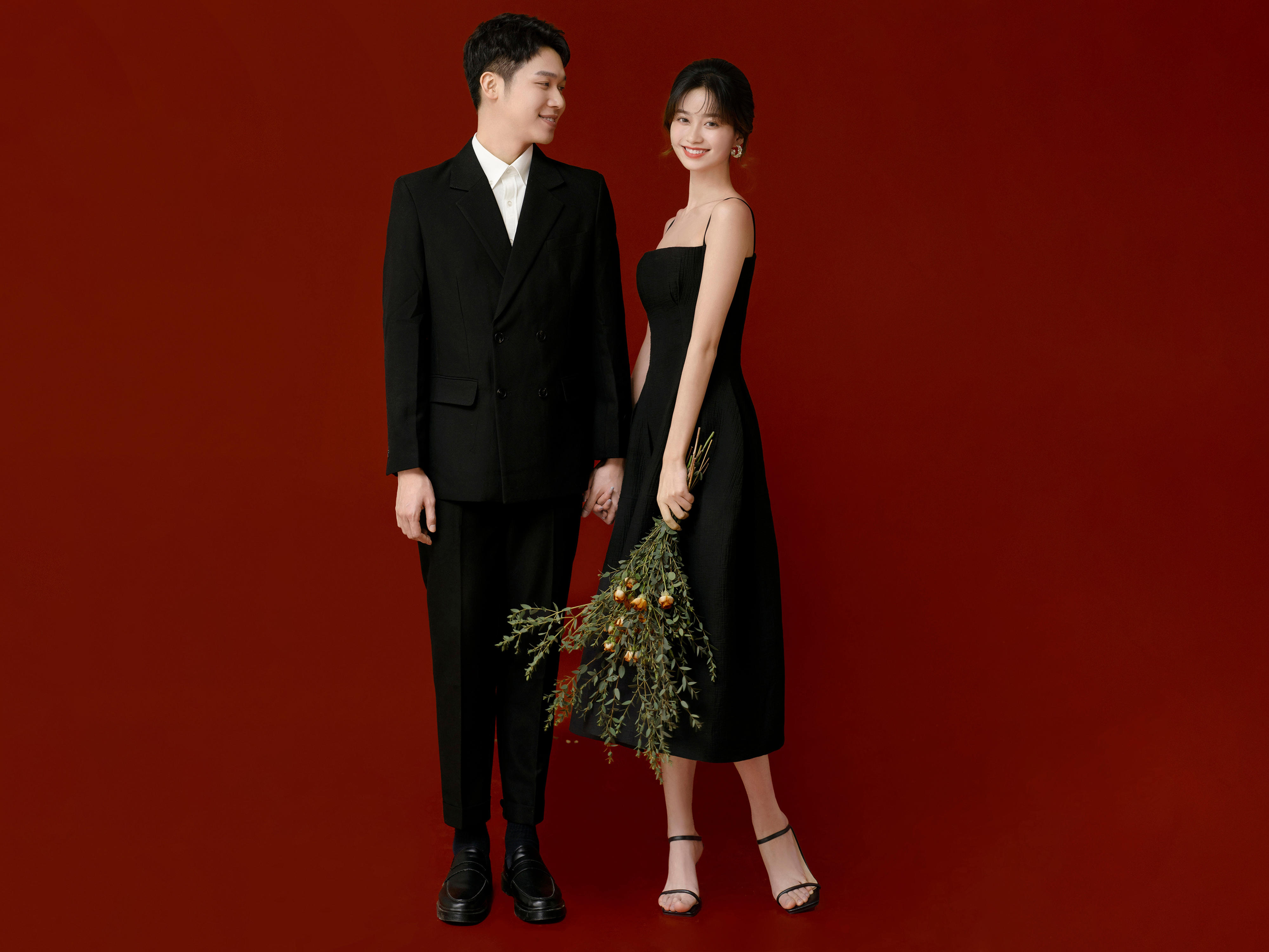 紅底黑裙喜嫁風(fēng)婚紗照 只定格甜蜜浪漫的心動(dòng)瞬間