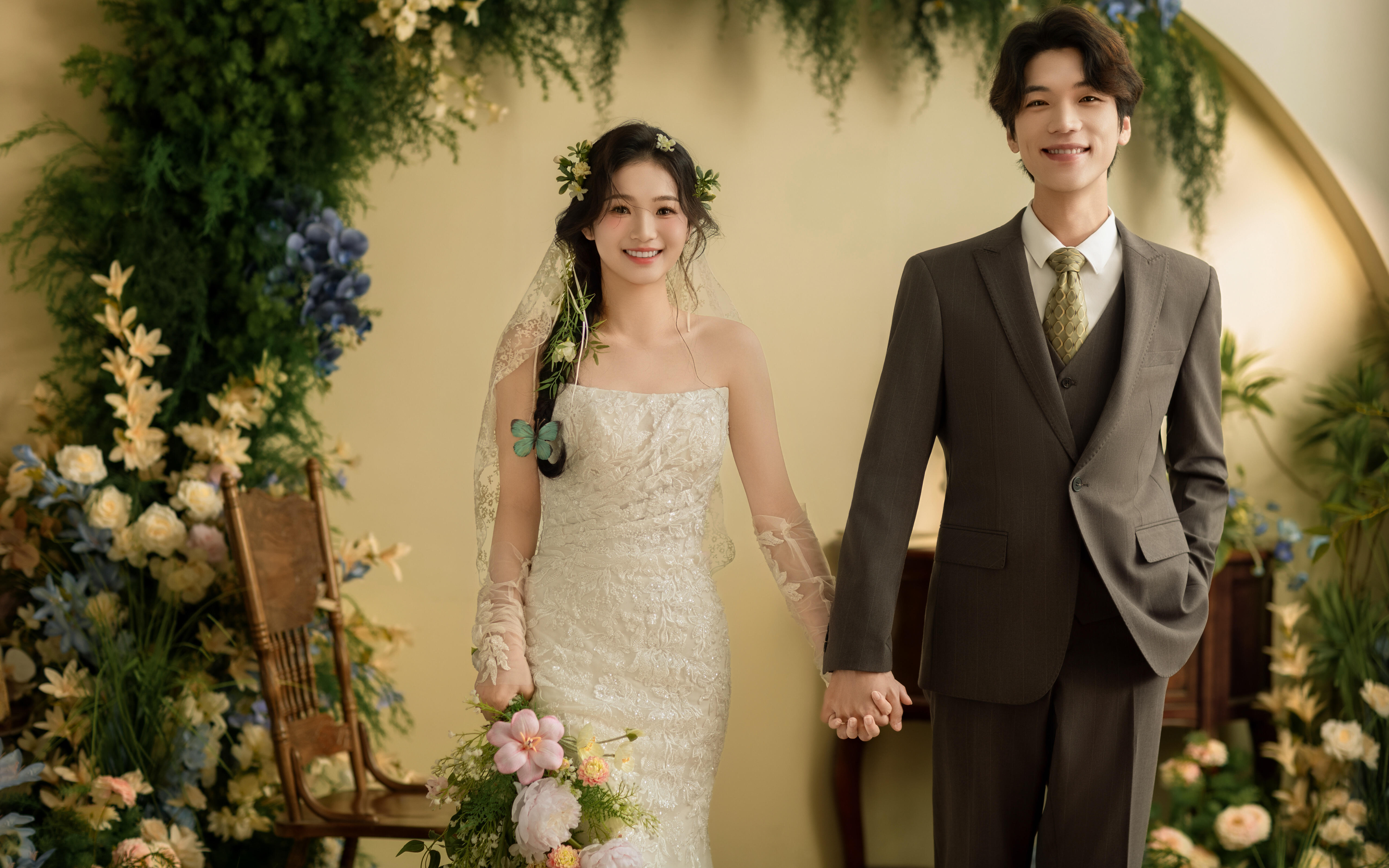 超美的復(fù)古室內(nèi)花房婚紗照 氛圍感滿滿