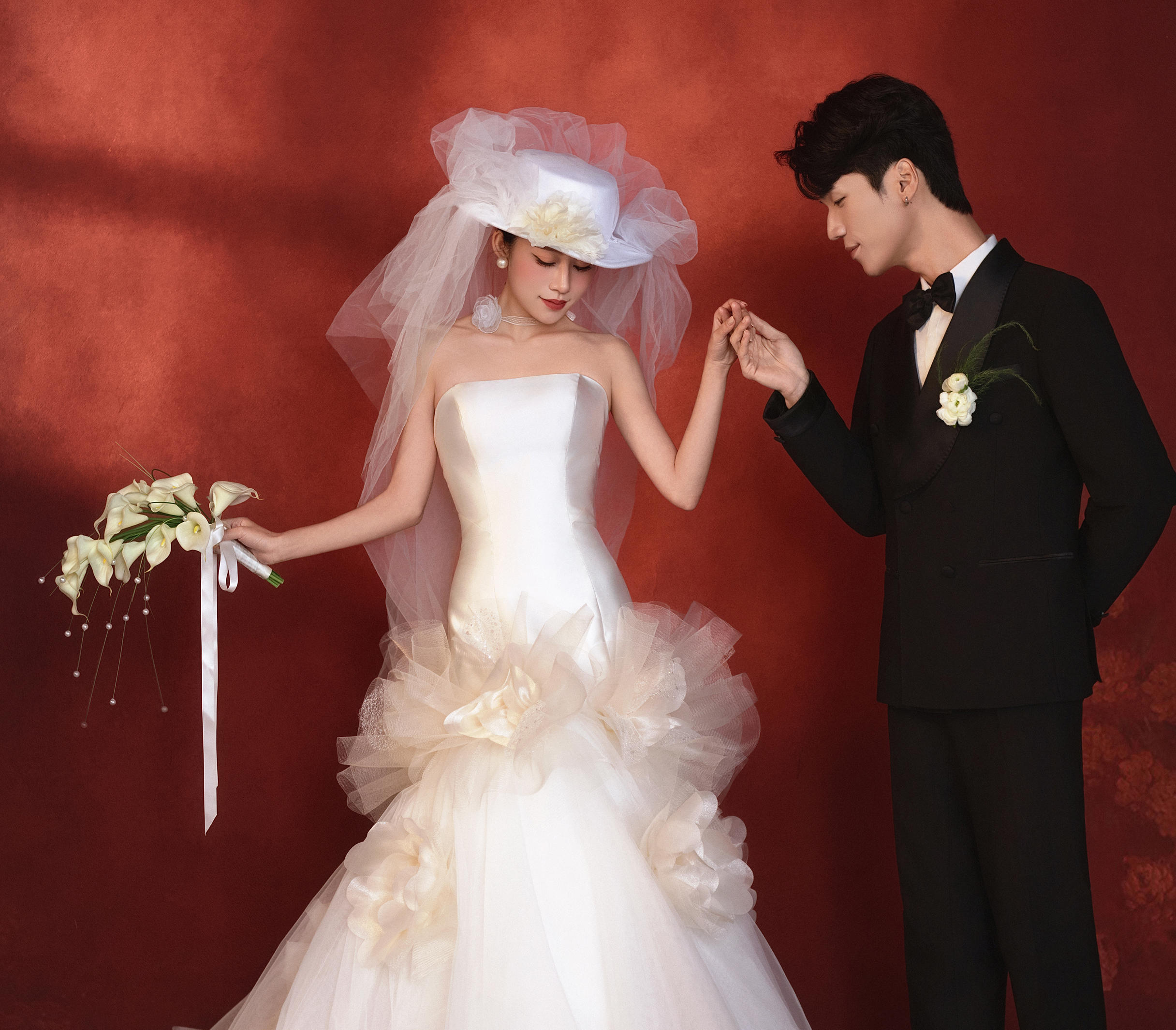 红底法式婚纱照氛围感太绝了！！