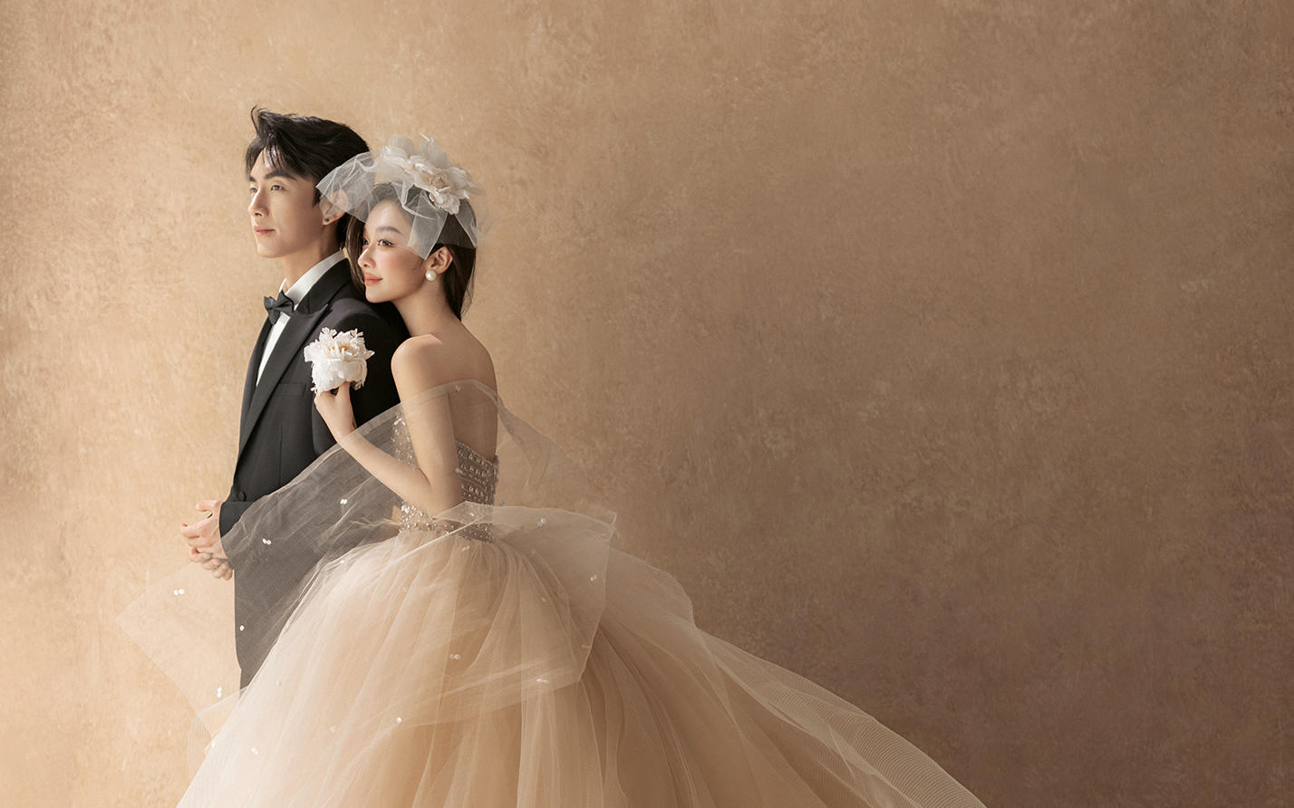 室內(nèi)油畫風(fēng)婚紗照