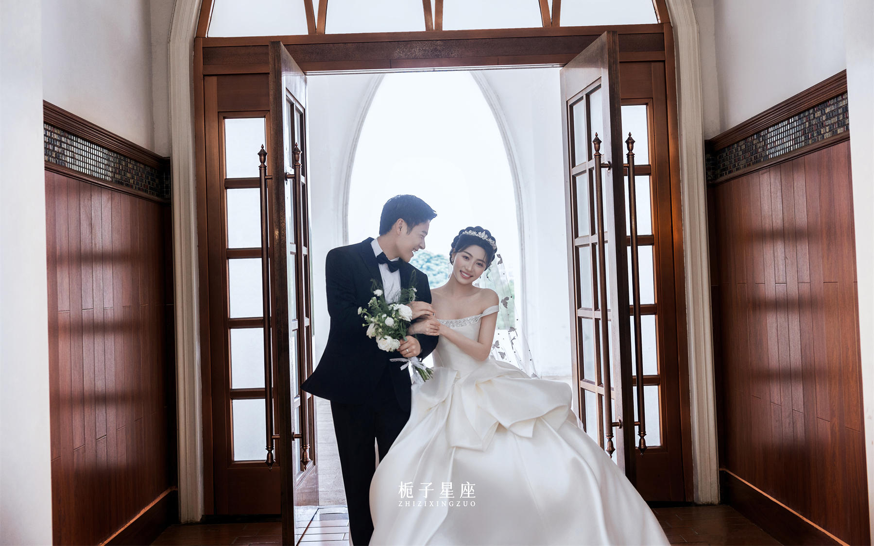 教堂婚纱照氛围感天花板！神圣光晕下的主纱美到窒息