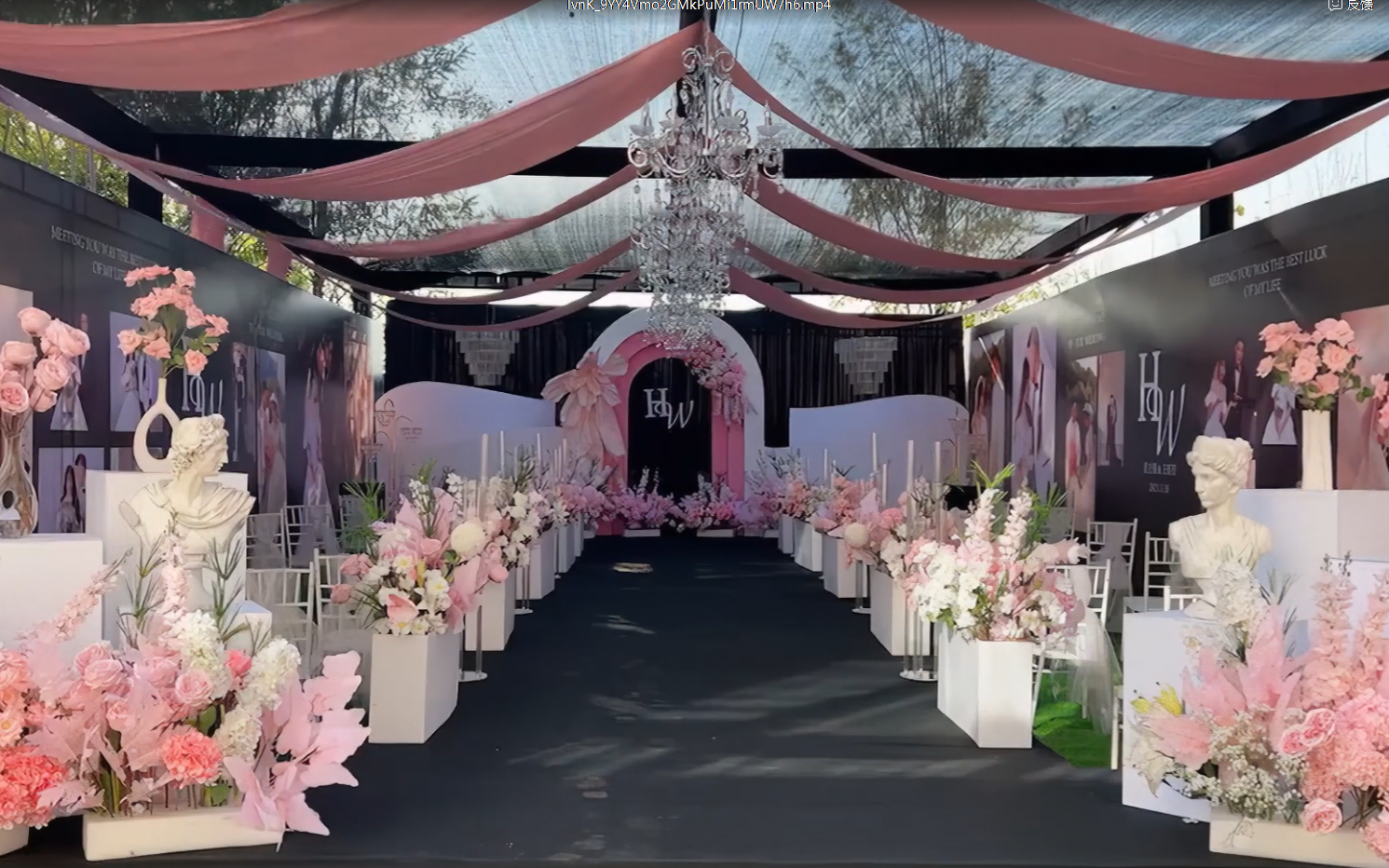 白粉色户外吊顶婚礼布置