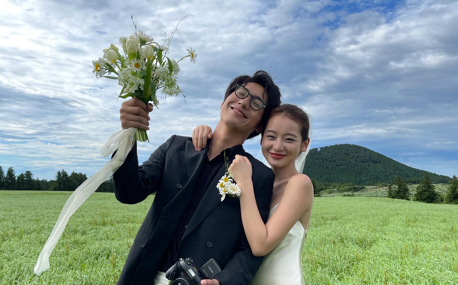 “那就祝我幸福吧”超有感染力的草坪婚纱照