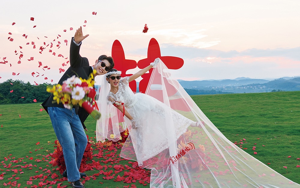 山顶草坪喜嫁婚纱照✨山野间的甜蜜氛围感