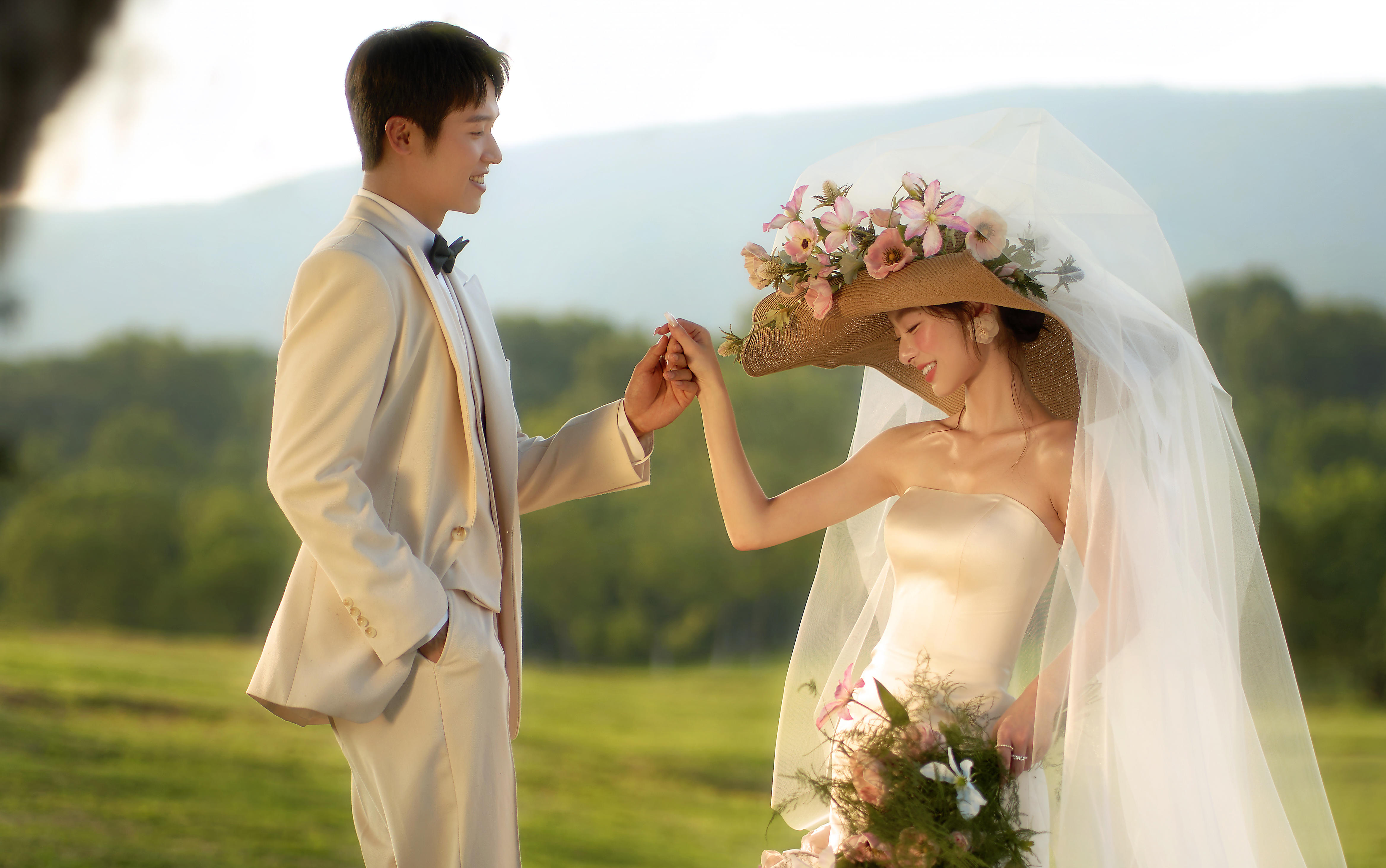 氛围感拿捏‼️可以封神的法式森系草坪婚纱照