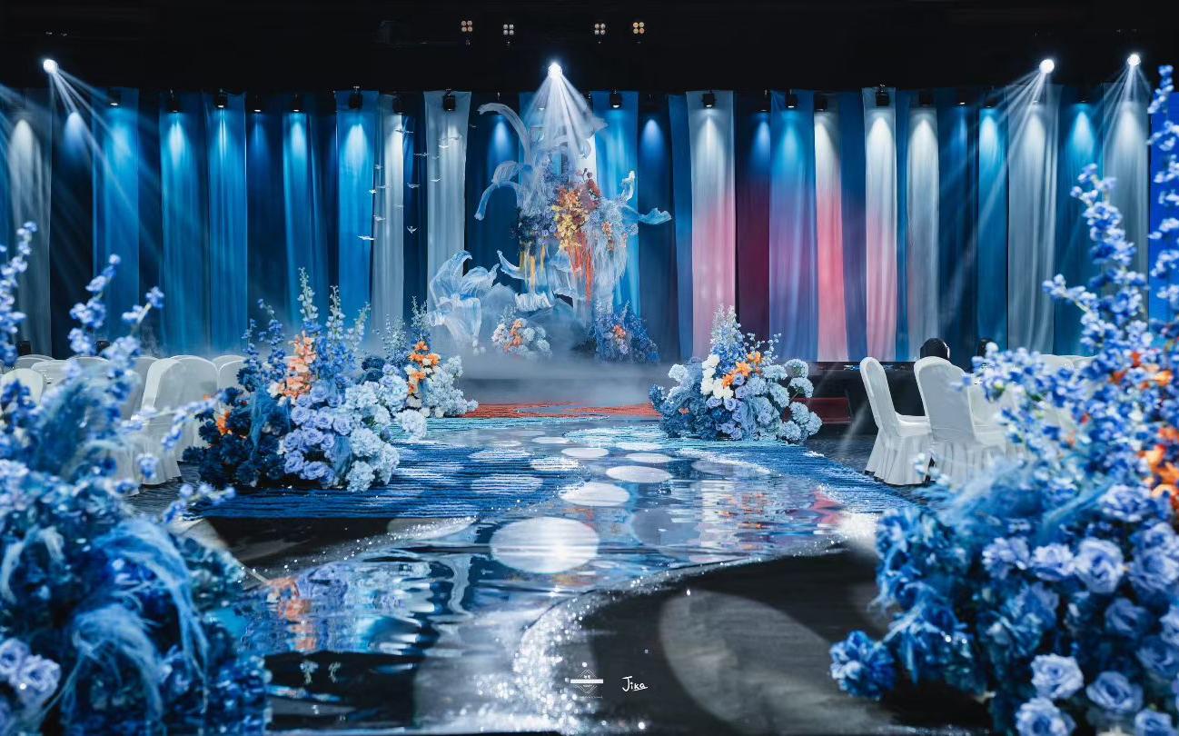 湛蓝花海轻漾，浪漫如诗铺展