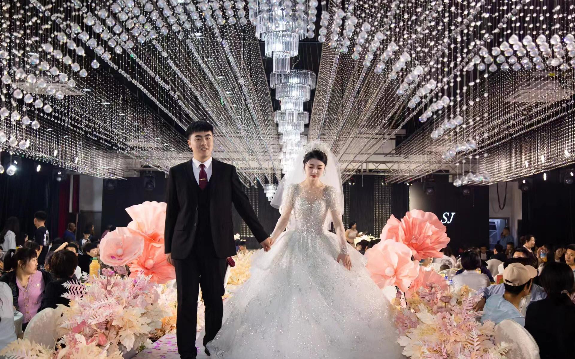 主打氛围感婚礼堂 水晶与花艺完美结合