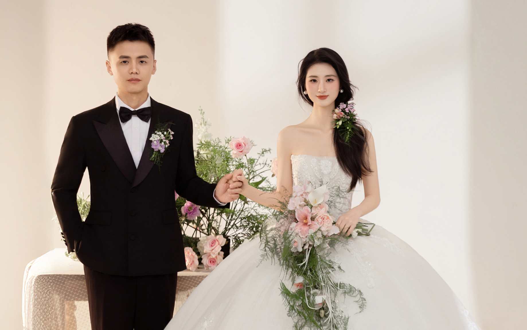 只用光影和愛意，就撐起了整幅畫面的浪漫。