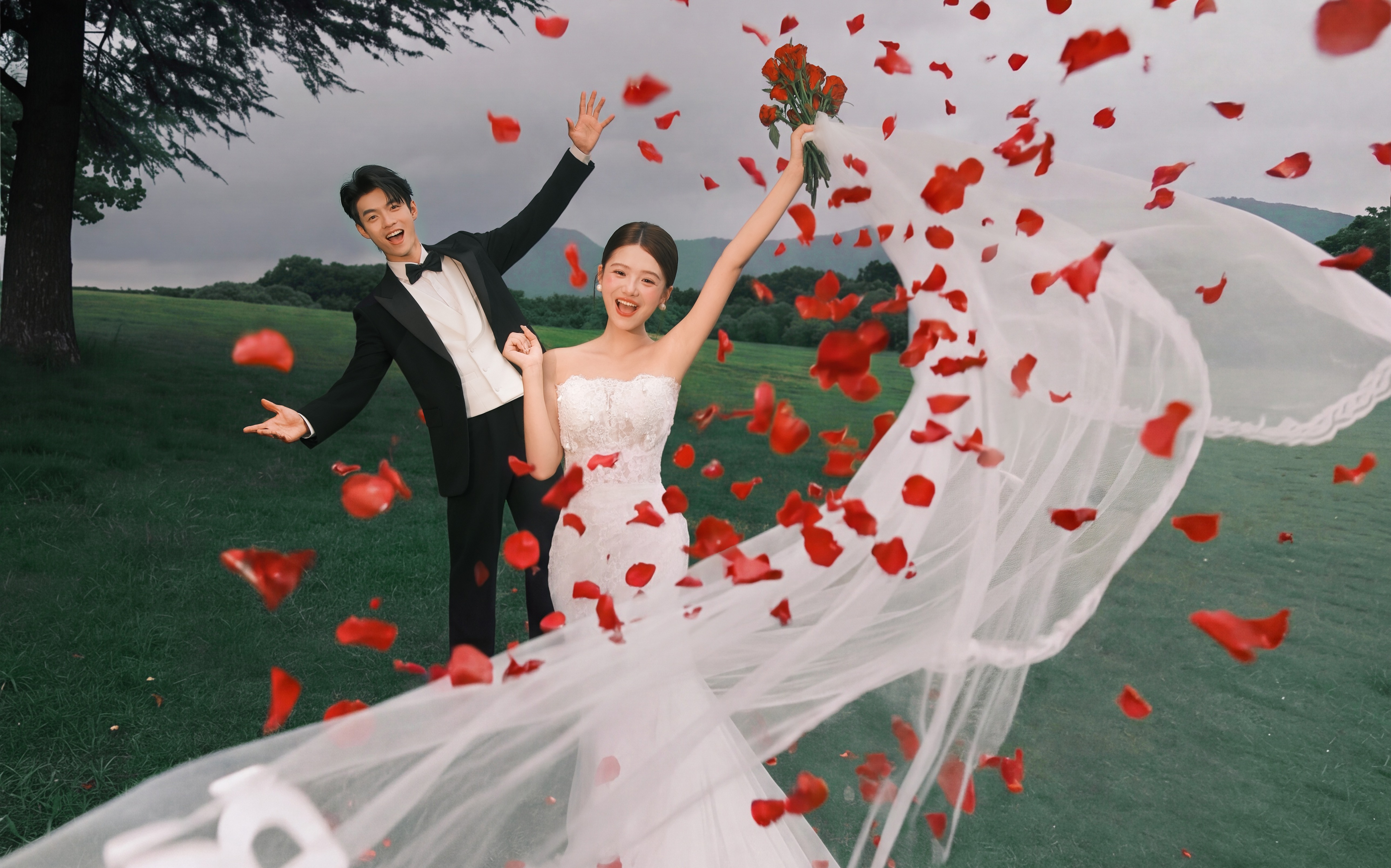 也太会拍了吧📷胶片感草坪婚纱照直接封神