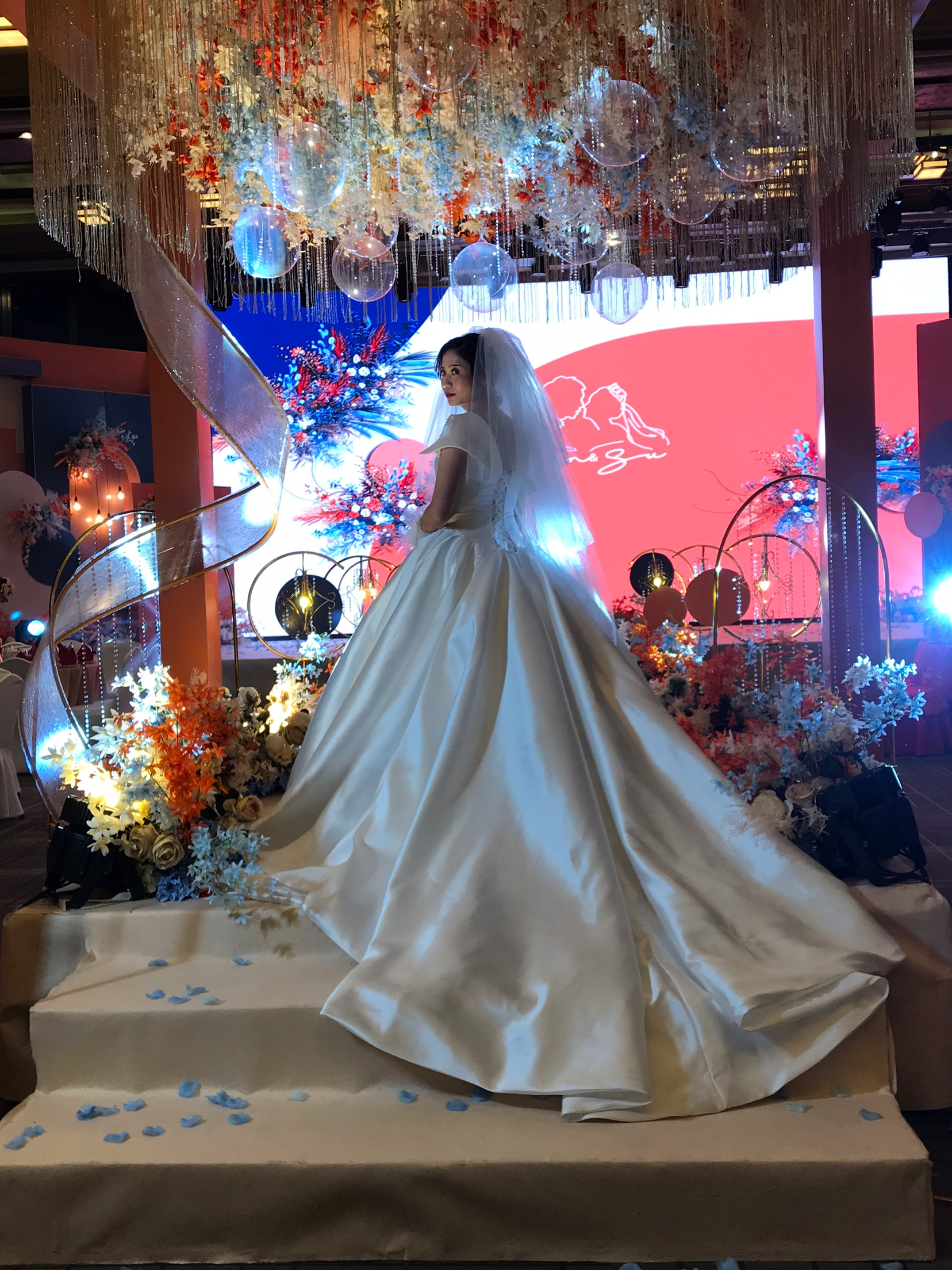 纯缎面超低腰一字肩搭斜肩婚纱