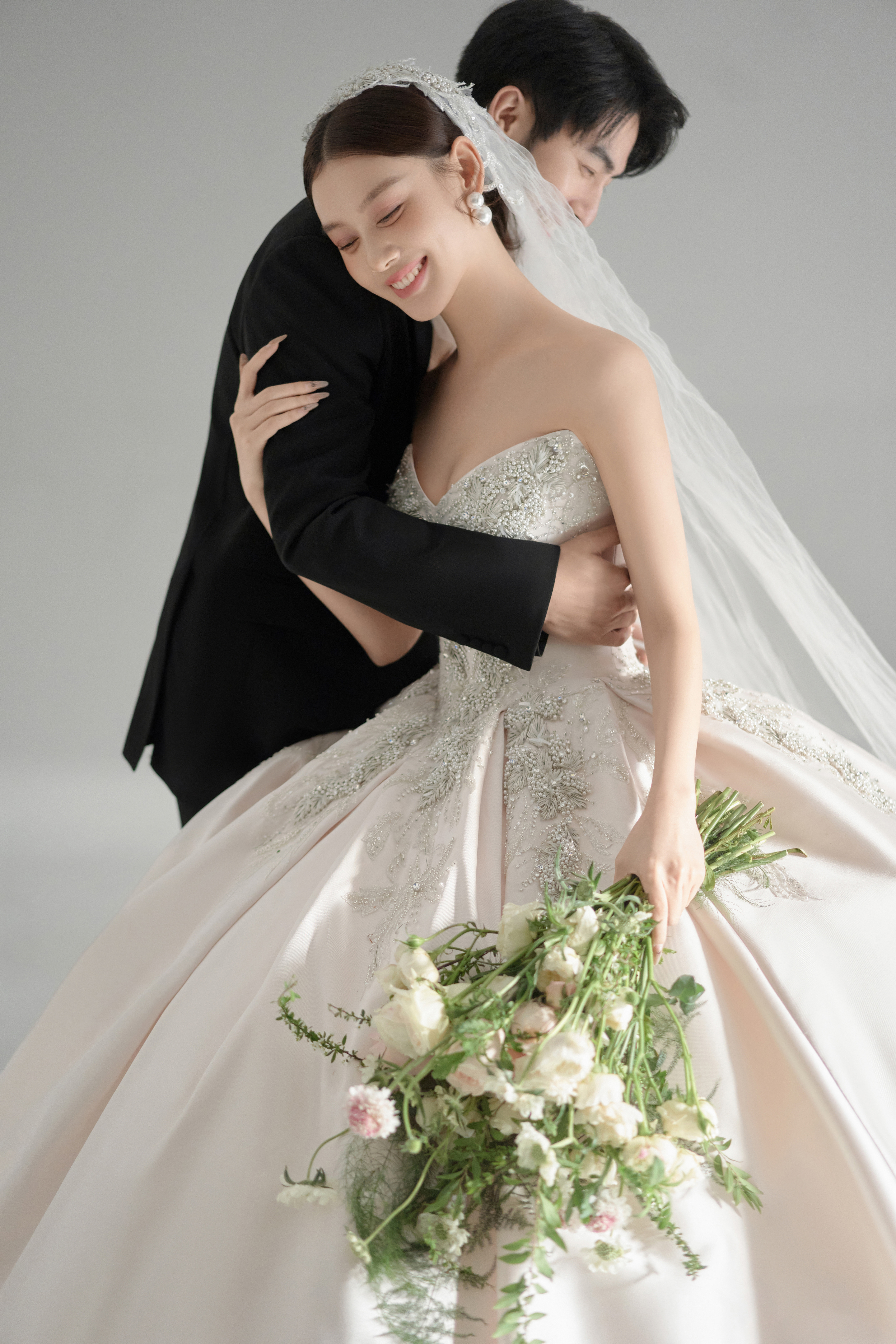 拍3888婚纱照：送婚礼当天跟妆师+秀和+礼服