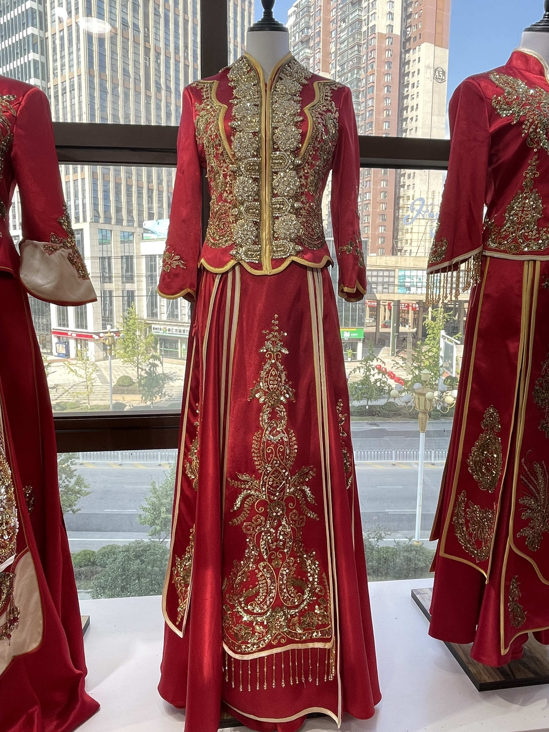 内厅秀和服齐地婚纱