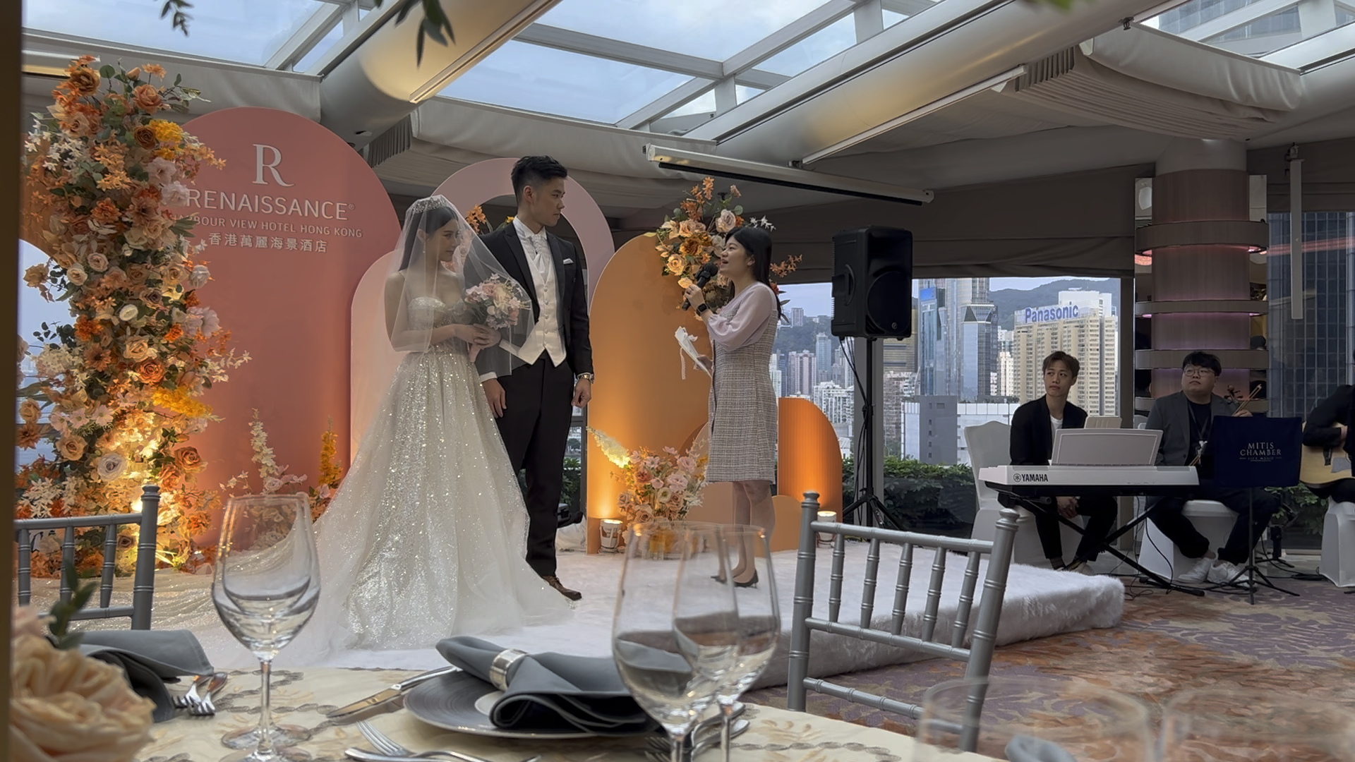 婚姻监礼人主持法律部份的证婚仪式