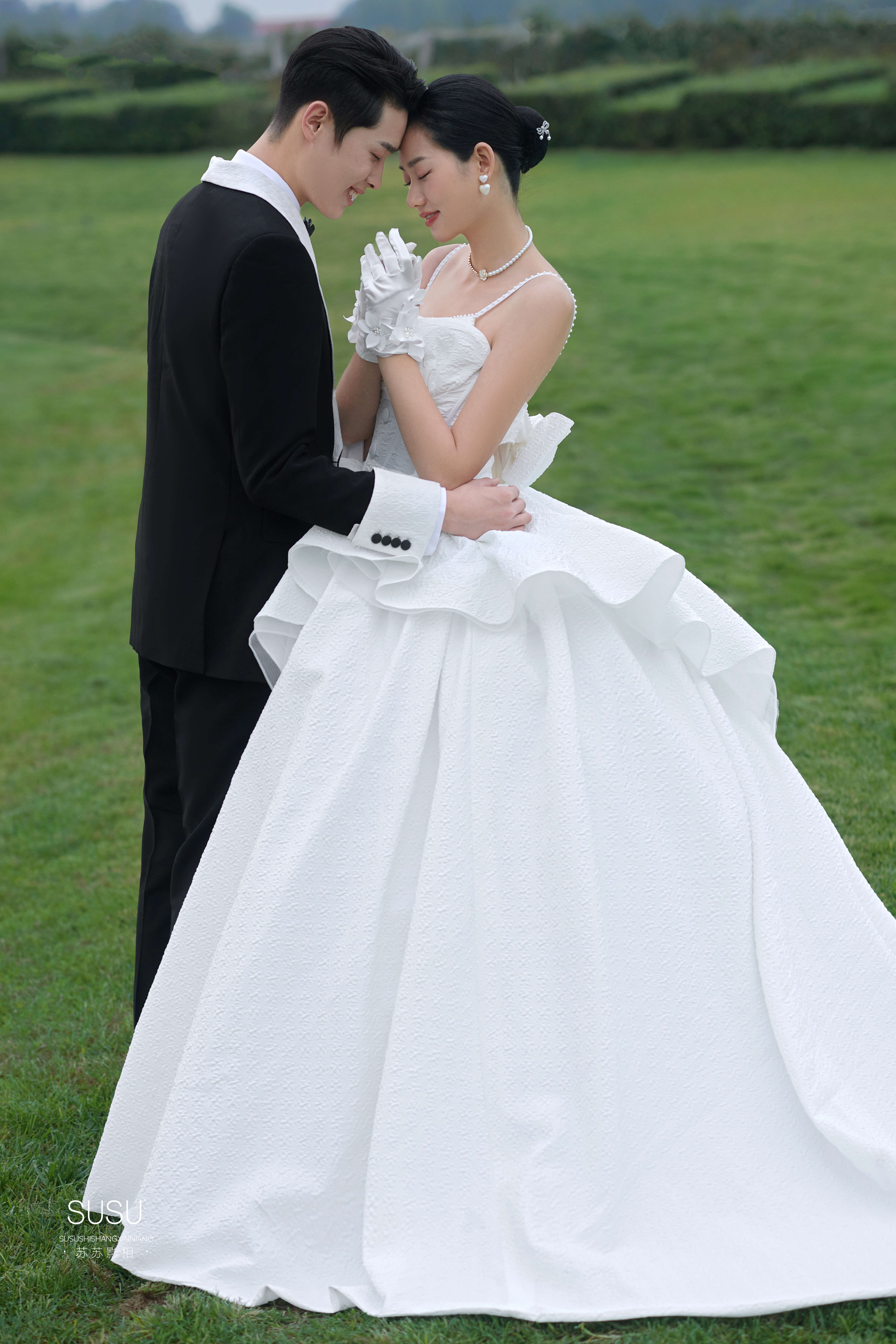 高级又耐看的室外草坪婚纱照