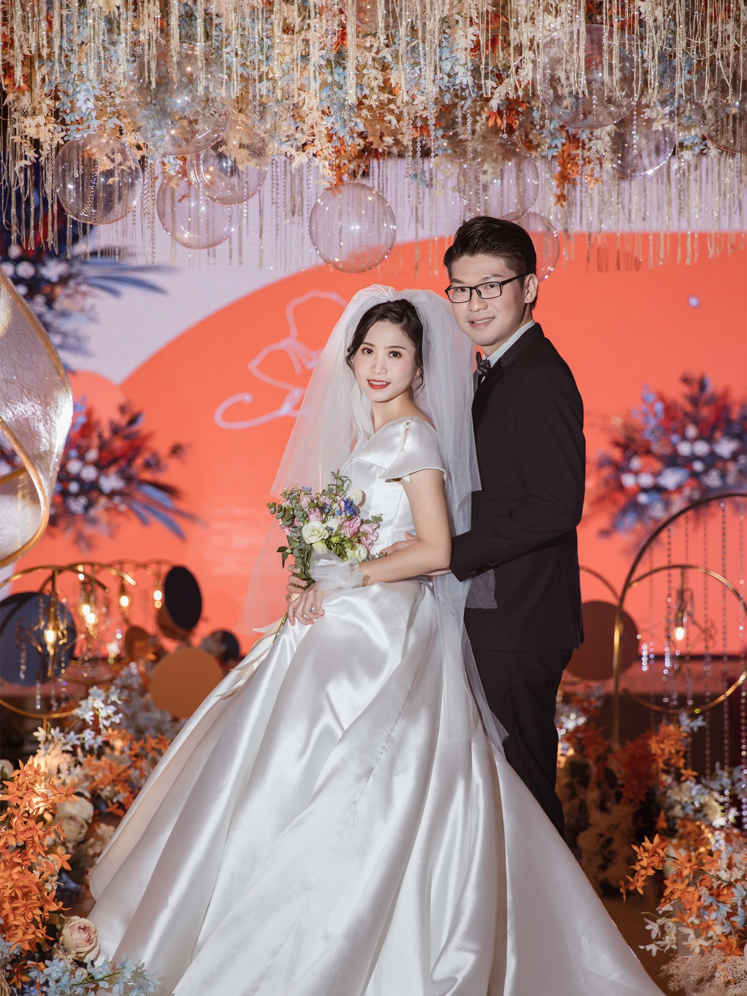 纯缎面超低腰一字肩搭斜肩婚纱