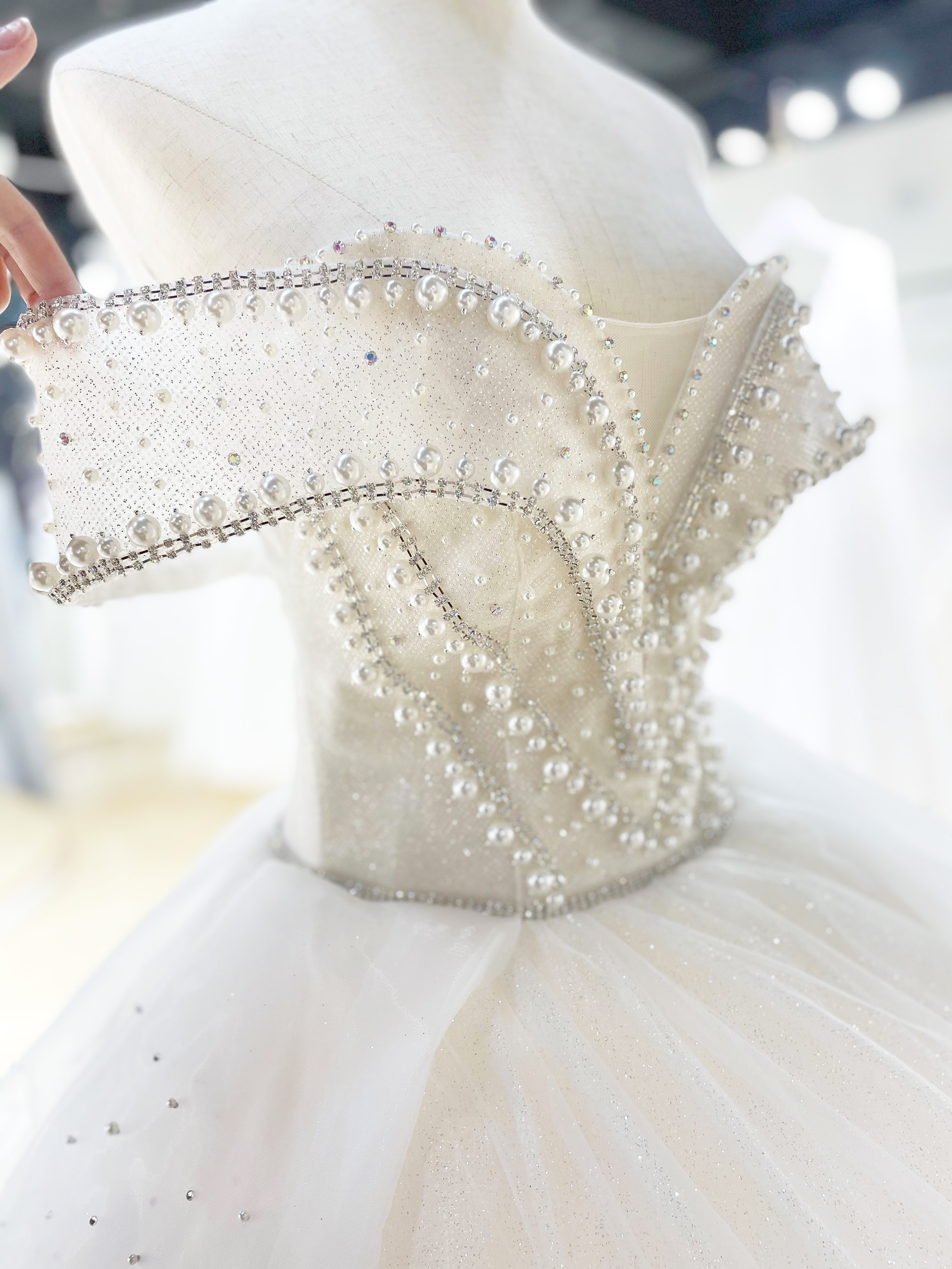 精致修身材主婚纱长拖尾